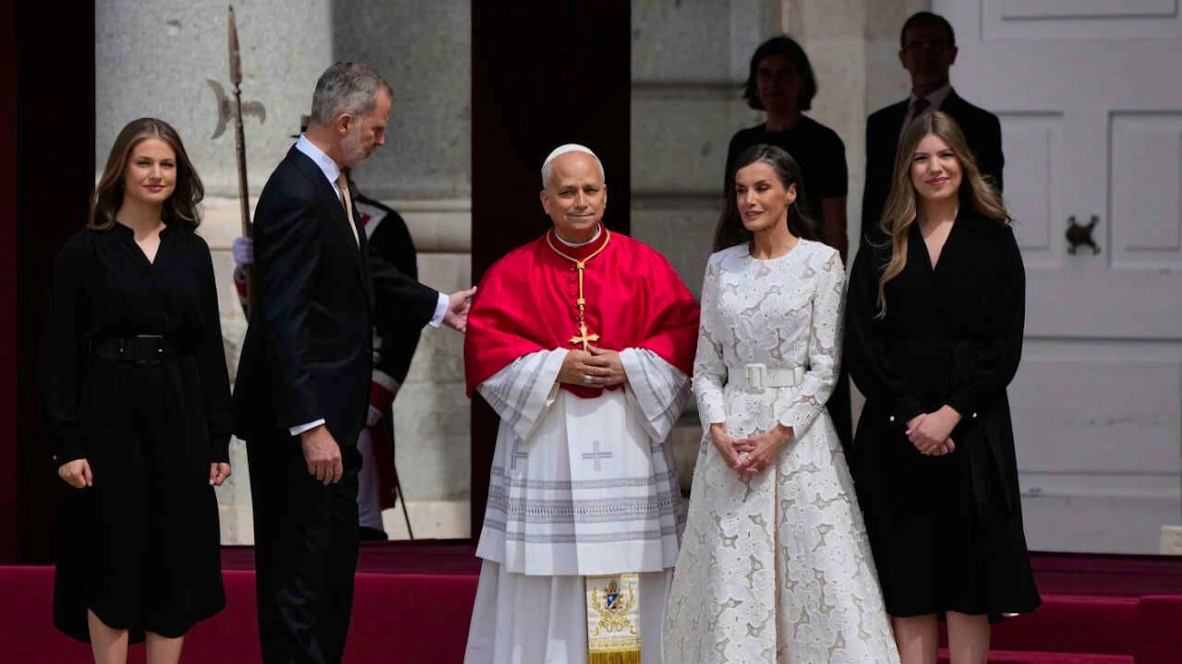 Le pape «Léon XIV» est accueilli par le roi d’Espagne «Felipe VI», la reine «Letizia» ainsi que «Leonor, princesse des Asturies», et «l’infante Sofia» (à gauche), au palais royal de Madrid samedi, à l’occasion de son voyage apostolique en Espagne.