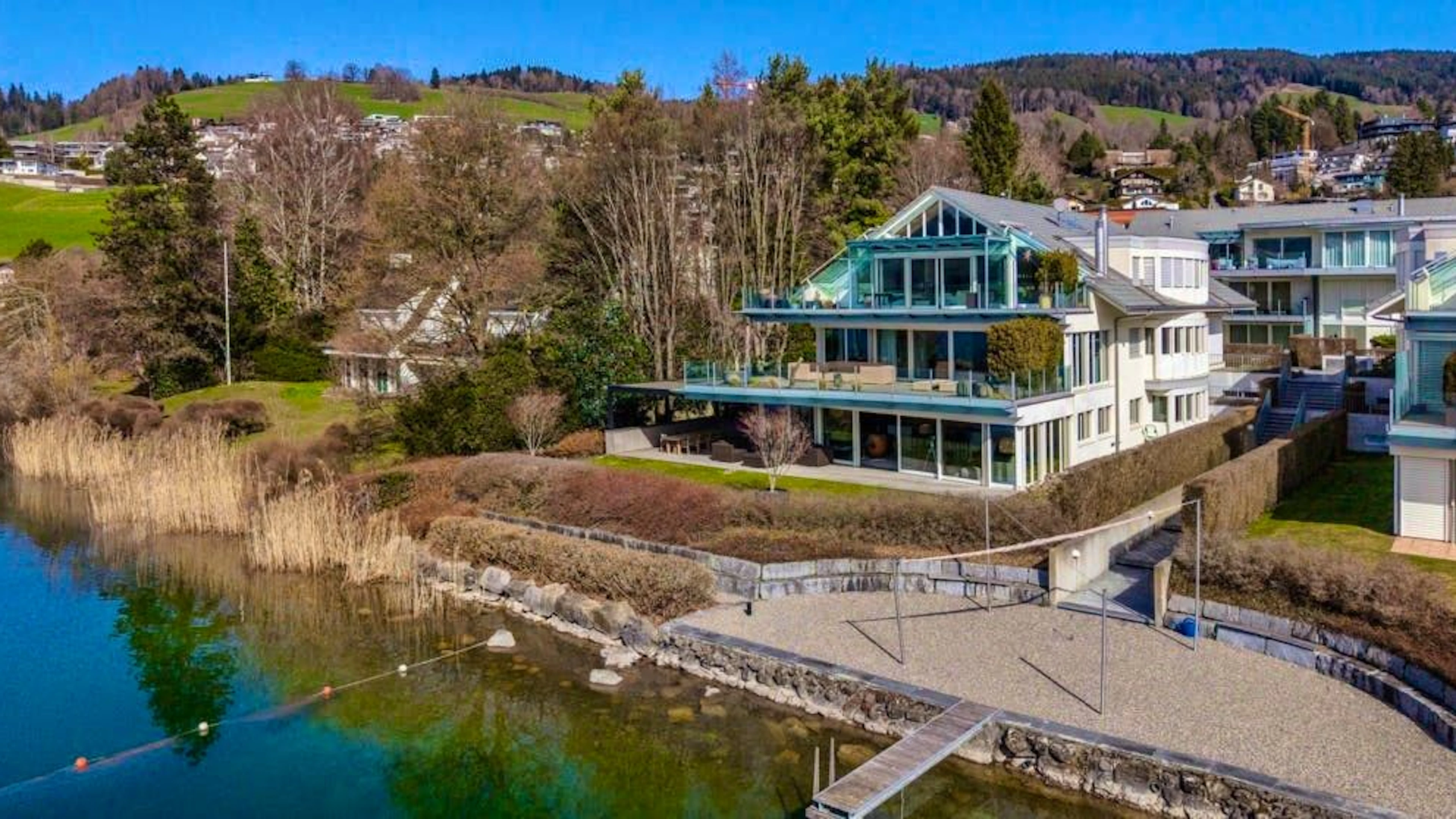 Cette propriété de luxe est située directement au bord du lac d'Aegeri à Oberägeri ZG.