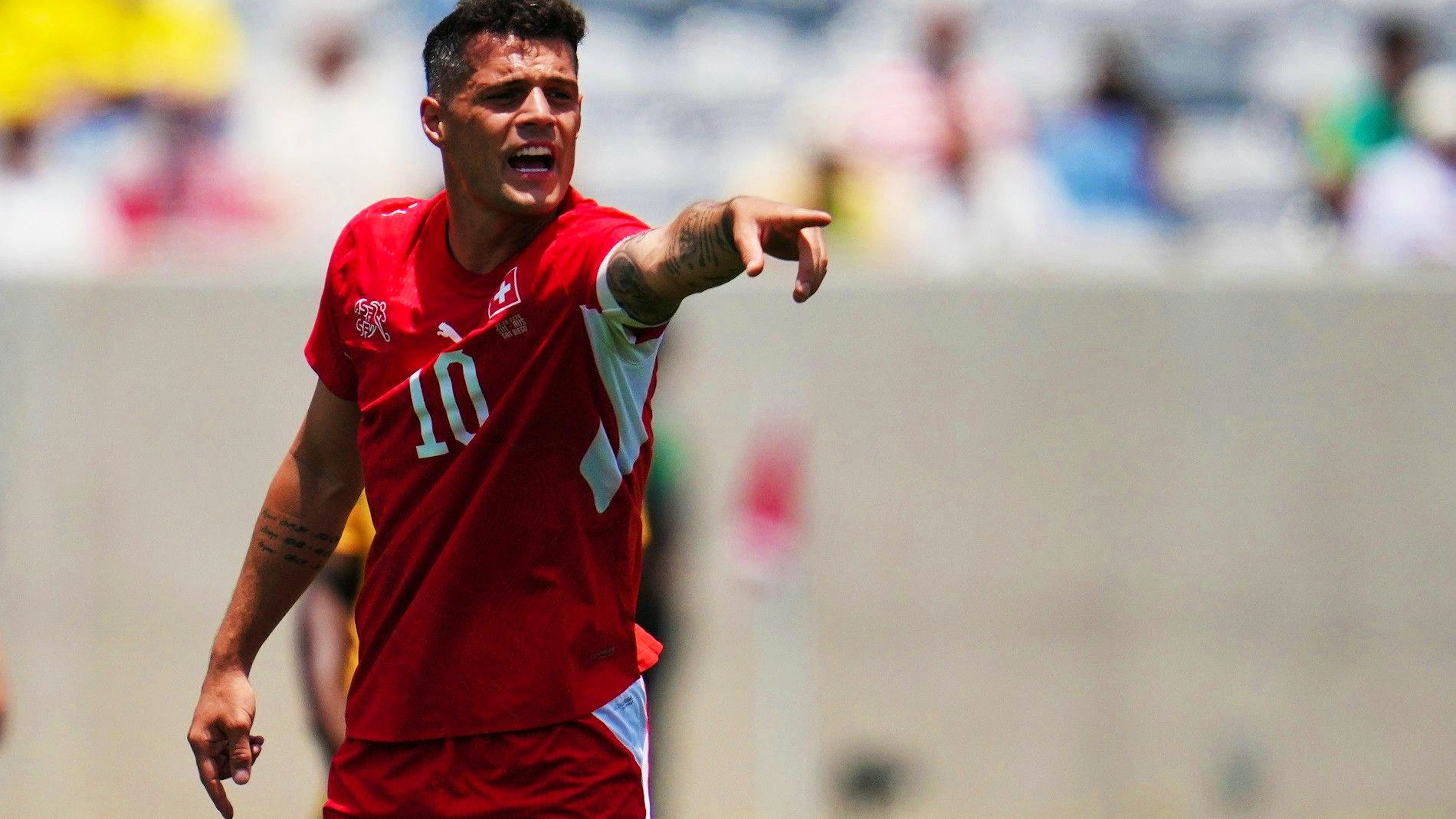 Xhaka haranguant ses coéquipiers sur leur placement sur le terrain.