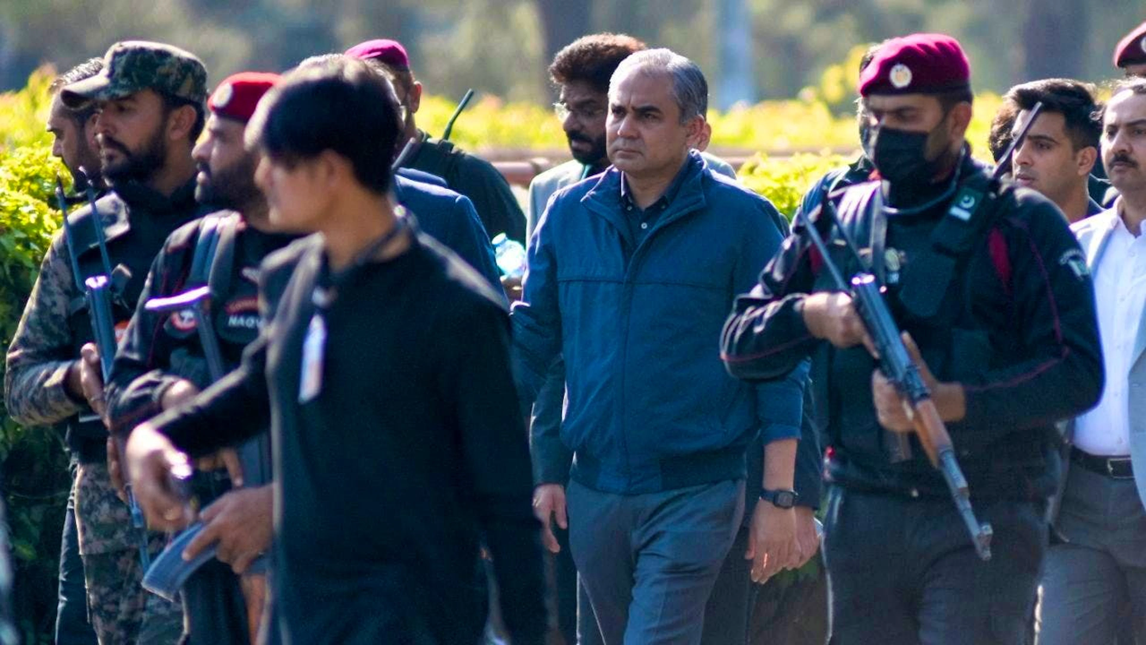 ARCHIVE - Security officials escort Pakistan's Interior Minister Mohsin Naqvi (center) as he arrives to talk to the media about the current situation regarding the clashes at D-Chowk Square near the Red Zone. Photo: W.K. Yousufzai/AP/dpa/archived image