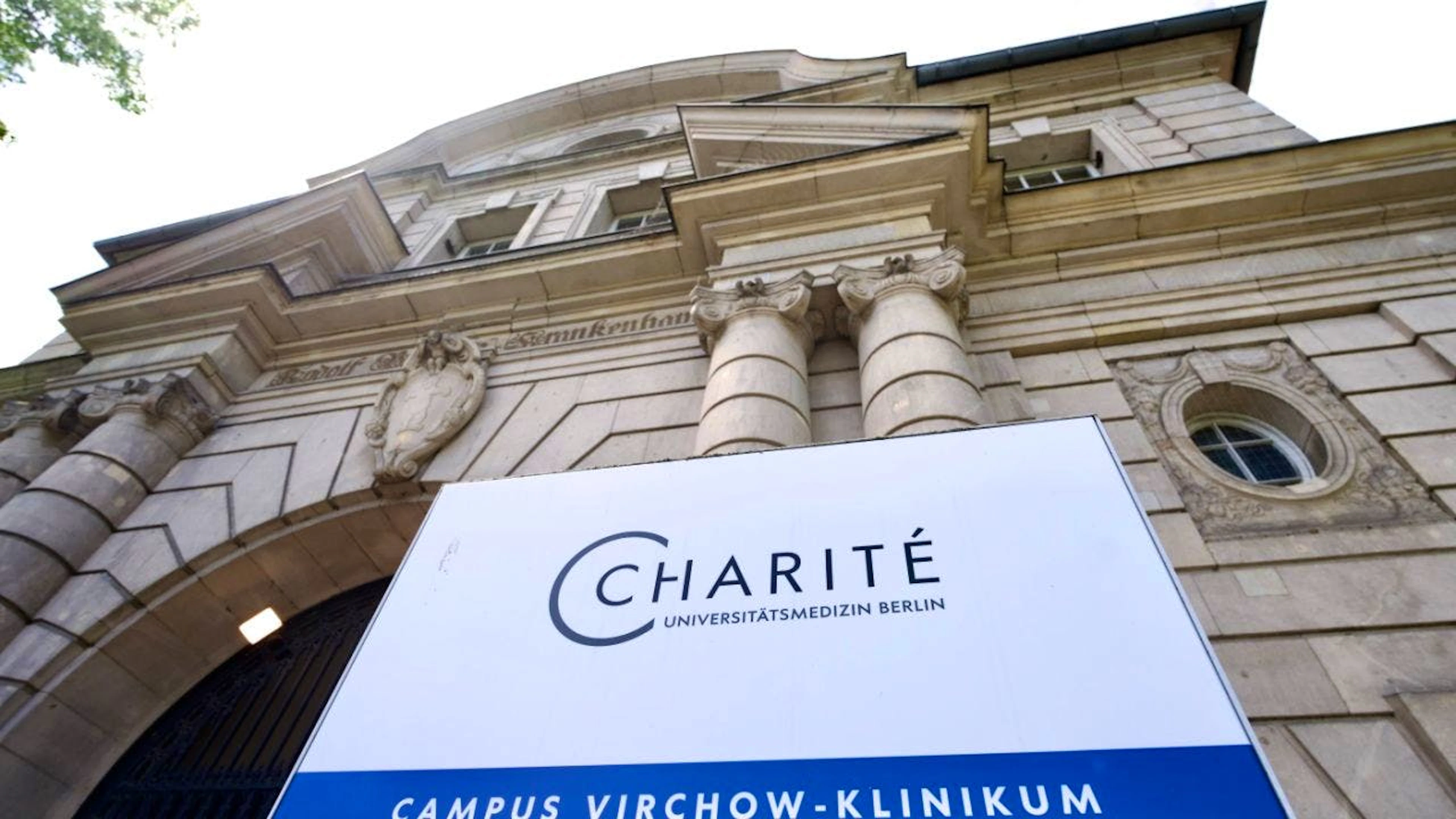 ARCHIV – Der Eingang zum Campus Virchow Klinikum (Virchow-Krankenhaus) der Charité am Augustenburger Platz. Foto: Soeren Stache/dpa