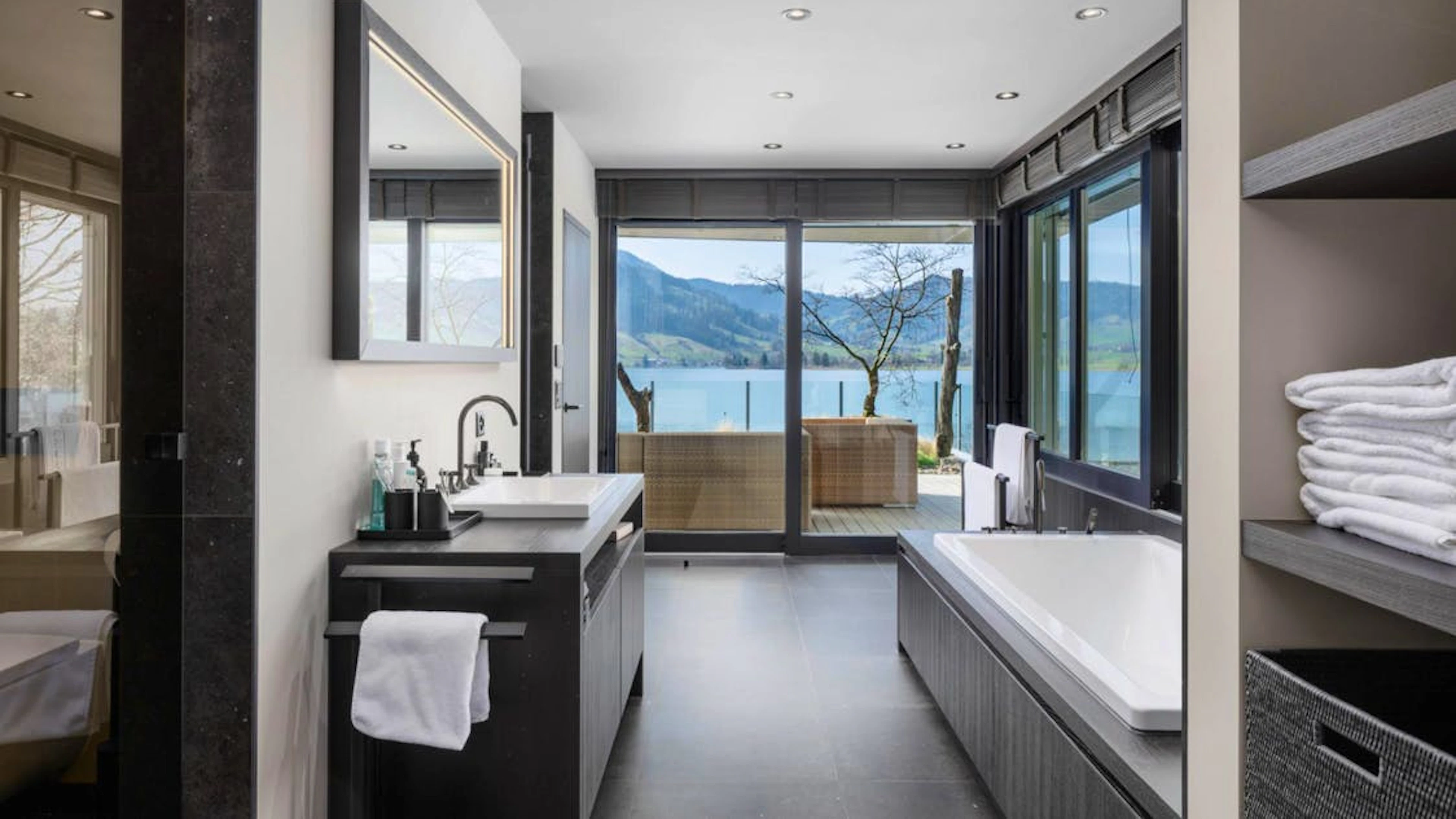 Vom Badezimmer aus lässt sich das Treiben auf dem Ägerisee beobachten.
