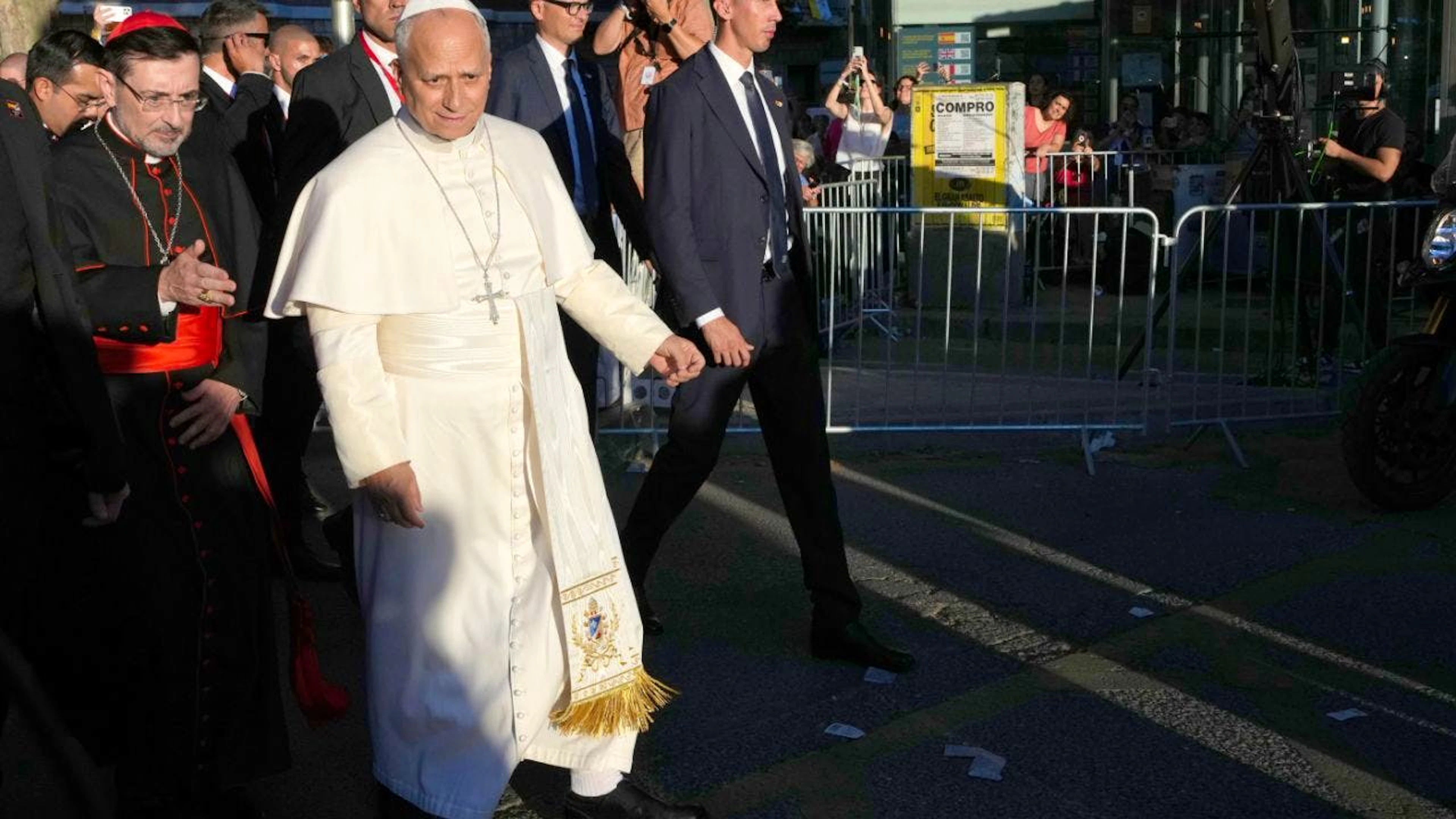 Papst Leo XIV. (M), begleitet vom Erzbischof von Madrid, Kardinal Jose Cobo Cano (l), trifft auf dem Lima-Platz zu einem gemeinsamen Gebet mit Gläubigen anlässlich seines apostolischen Besuchs auf dem spanischen Festland und den Kanarischen Inseln ein. Foto: Alessandra Tarantino/AP/dpa