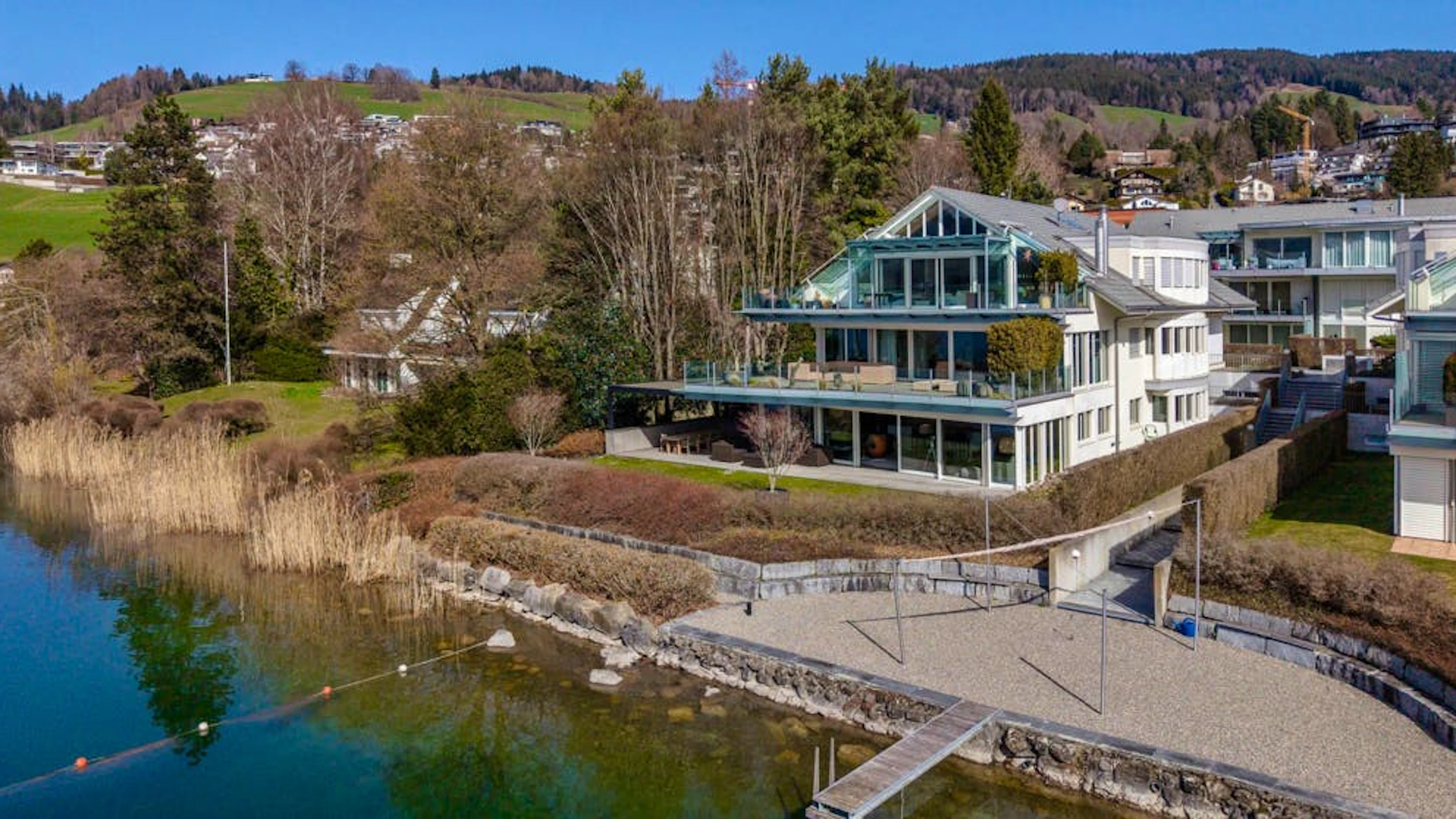 Die Luxus-Immobilie liegt direkt am Ägerisee in Oberägeri ZG.