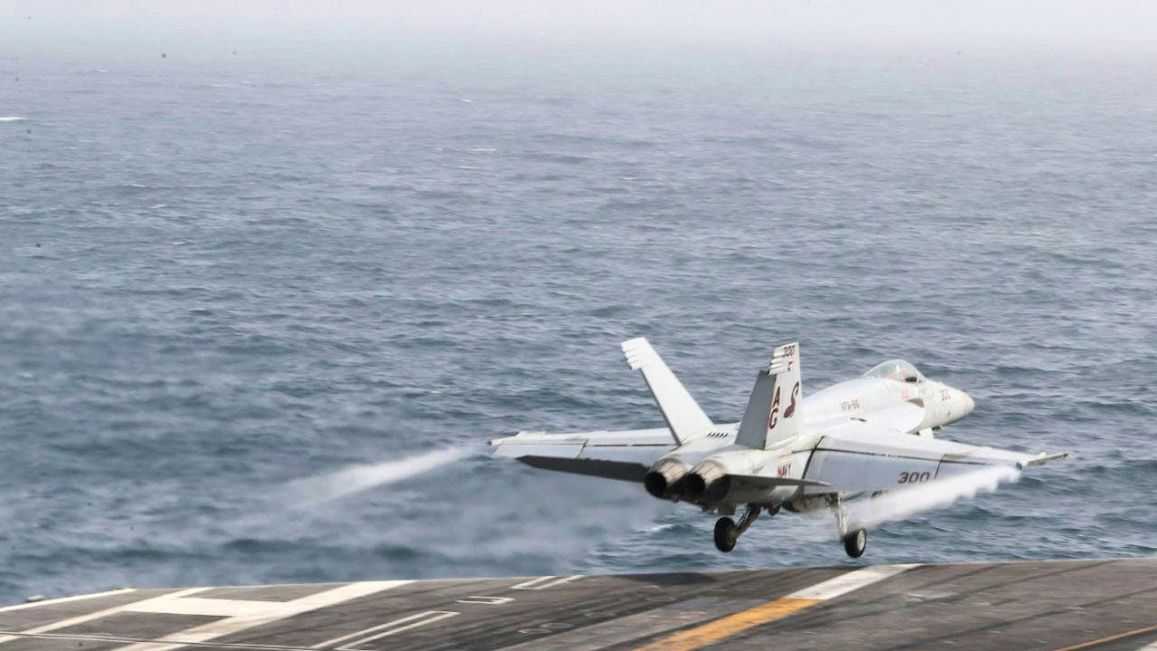 HANDOUT – Ein F/A-18E Super Hornet Kampflugzeug startet vom Deck des Flugzeugträgers der Nimitz-Klasse Abraham Lincoln (CVN 72). Foto: MCSN Dan Snow/Navy Office of Information/dpa – ACHTUNG: Nur zur redaktionellen Verwendung und nur mit vollständiger Nennung des vorstehenden Credits