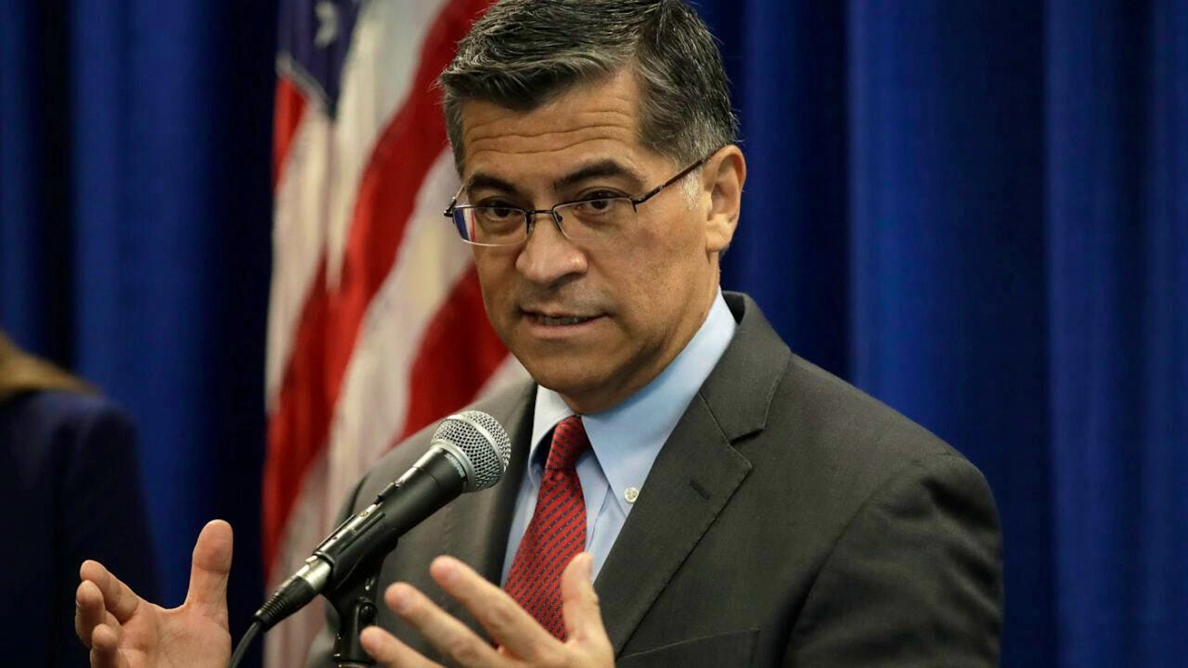ARCHIV – Xavier Becerra, damals Generalstaatsanwalt und Justizminister von Kalifornien, spricht auf einer Pressekonferenz. Foto: Ben Margot/AP/dpa