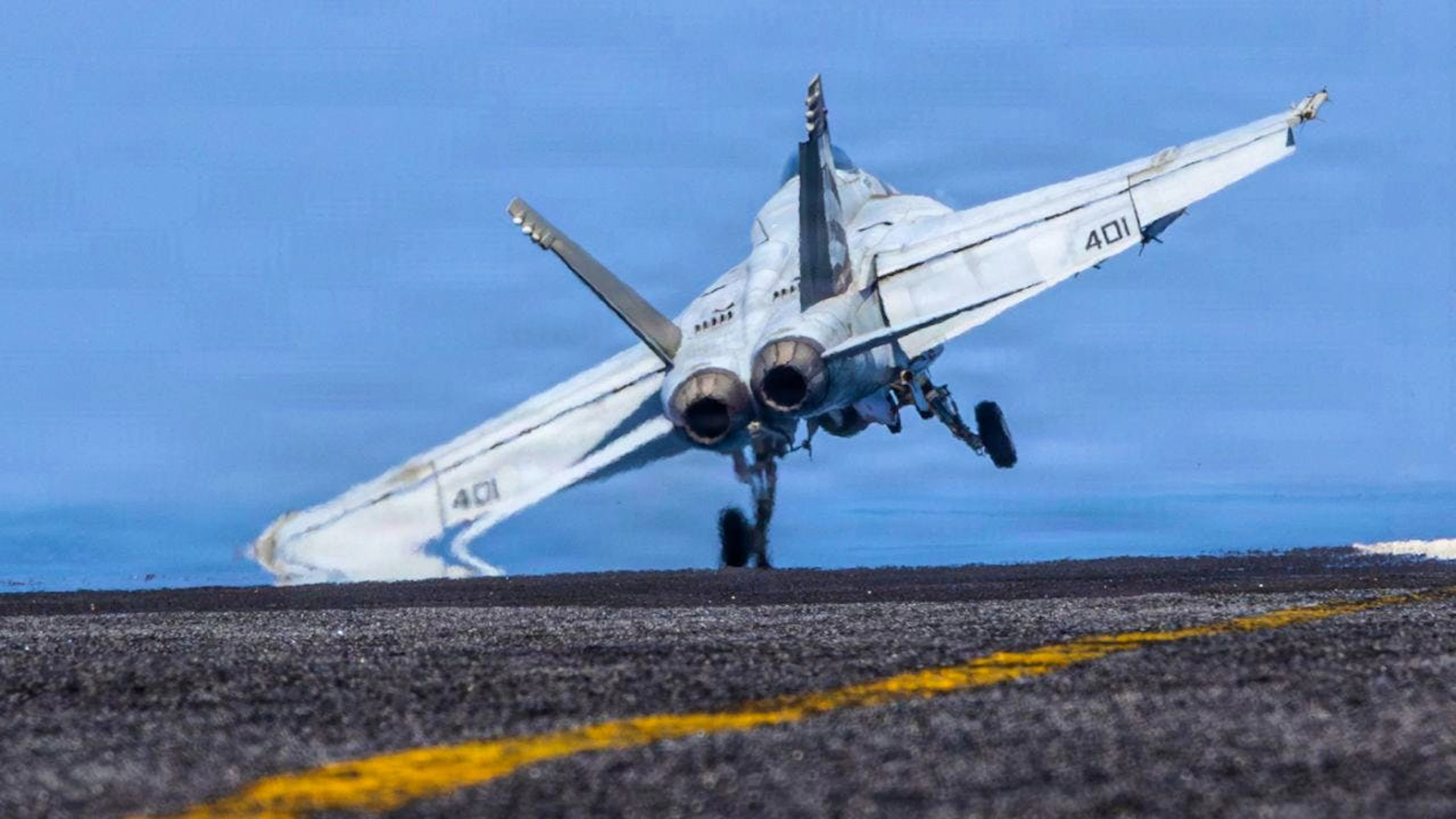 Dieses vom US Central Command zur Verfügung gestellte Bild zeigt eine F/A-18E Super Hornet, die von der USS Abraham Lincoln (CVN 72) zur Unterstützung der Operation Epic Fury startet.