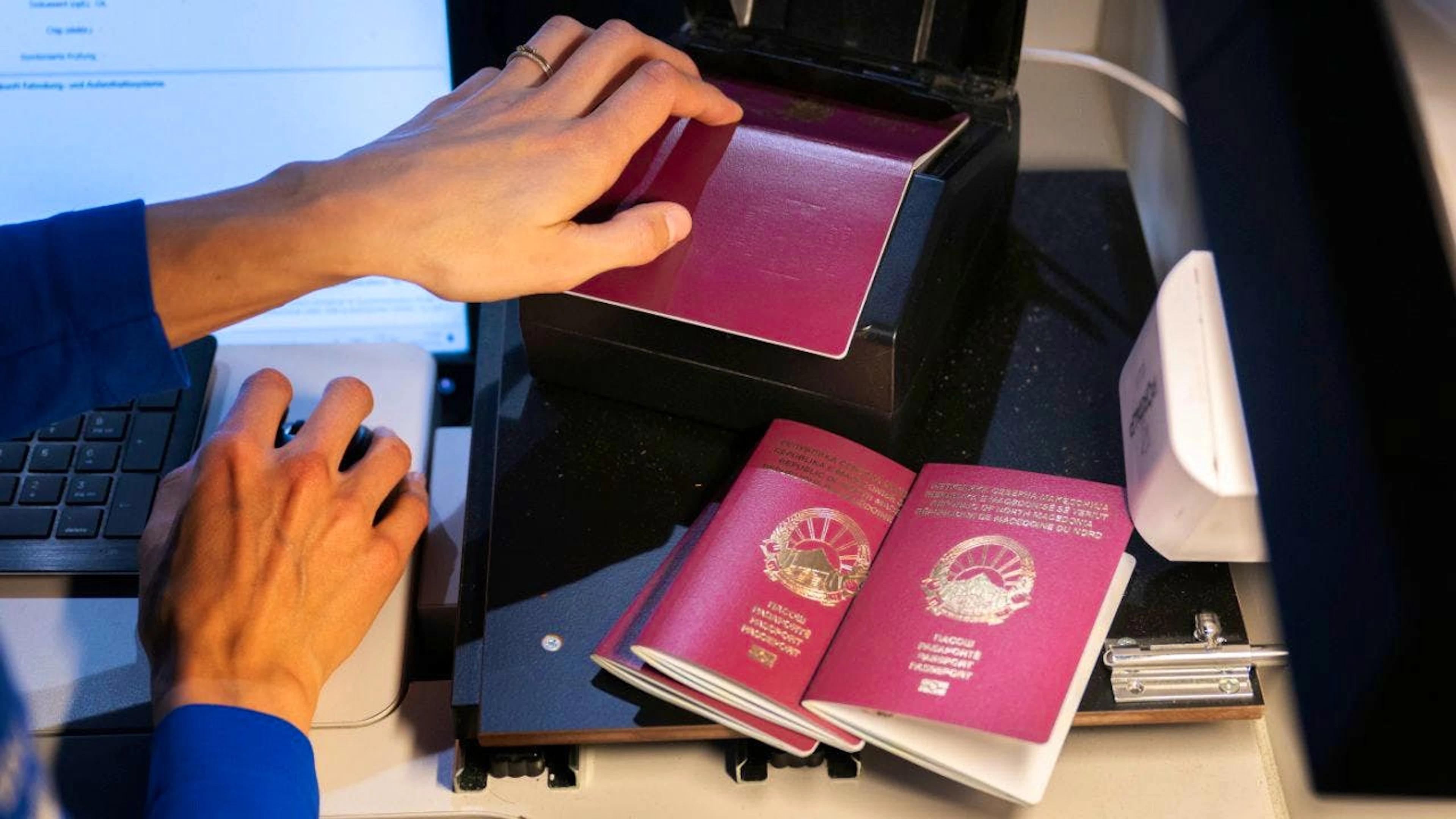 In Europa hat die digitale Erfassung den Stempel im Reisepass für Reisende aus ausserhalb des Schengenraums abgelöst. (Symbolbild)