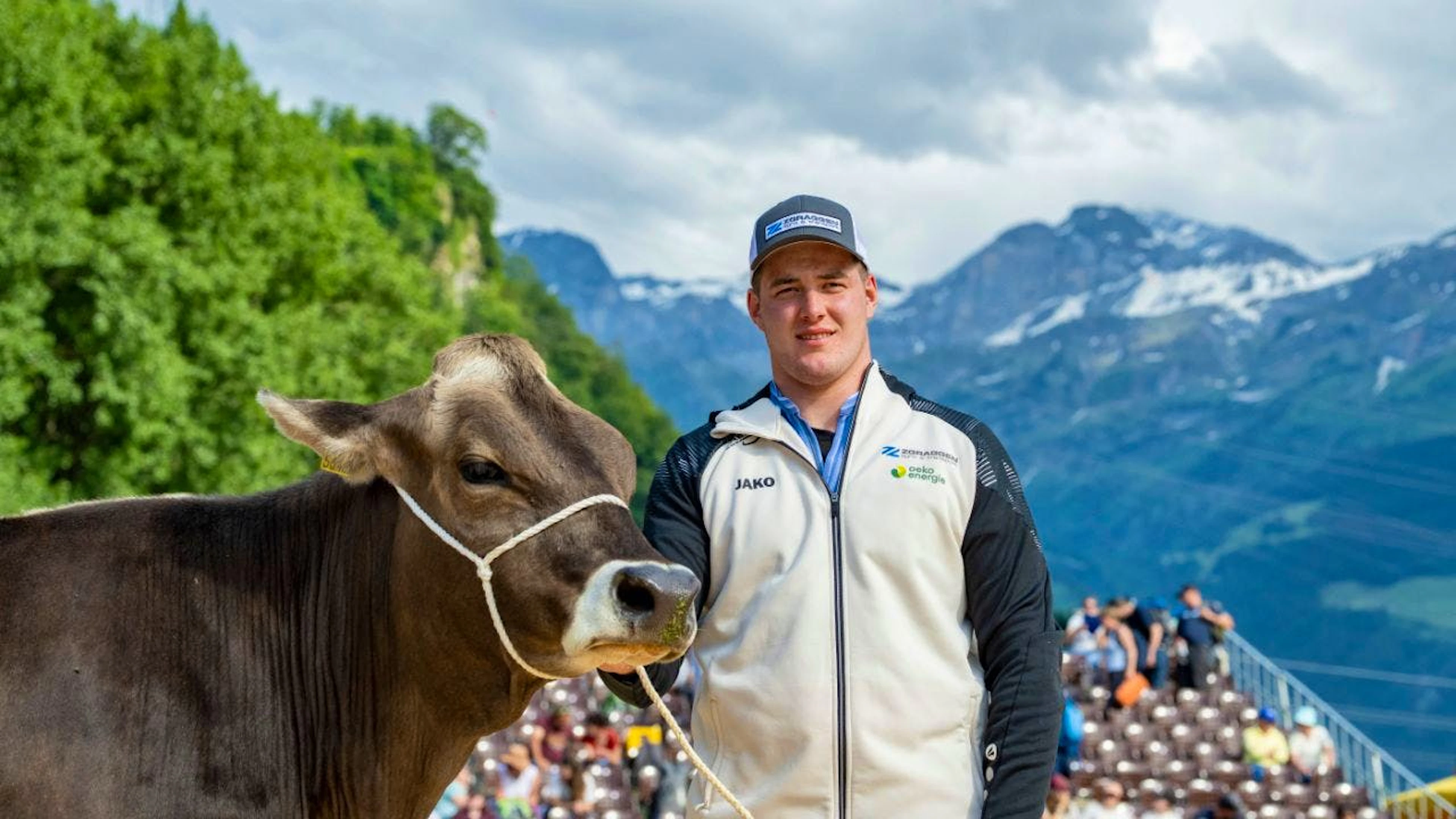 Lukas Bissig feiert am 103. Urner Kantonale seinen Festsieg mit dem Siegerpreis, dem Rind Anina