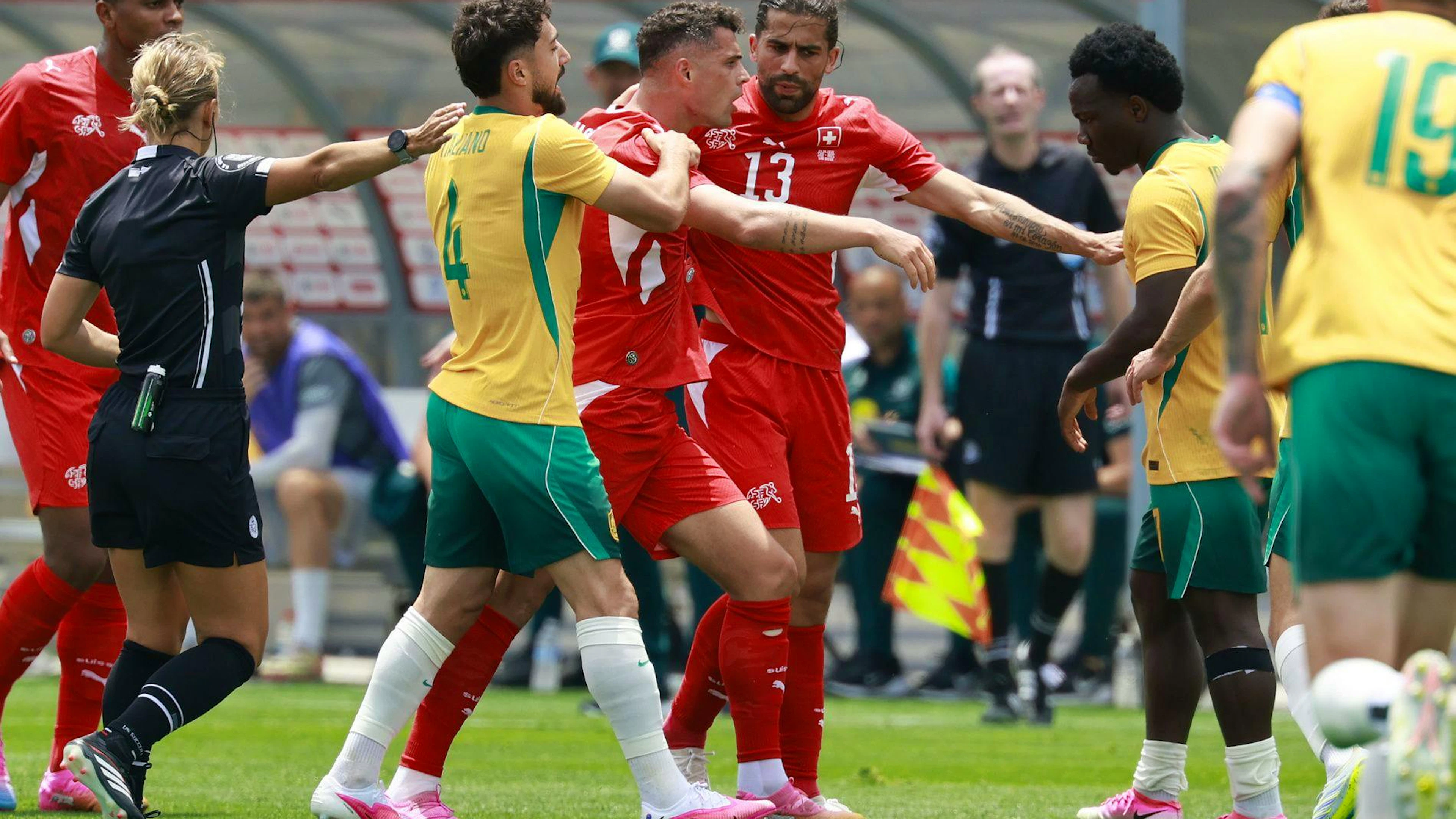 Xhaka stockauer nach unfairer Aktion von Irankunda – und auch nach dem Spiel ist der Captain angriffig.