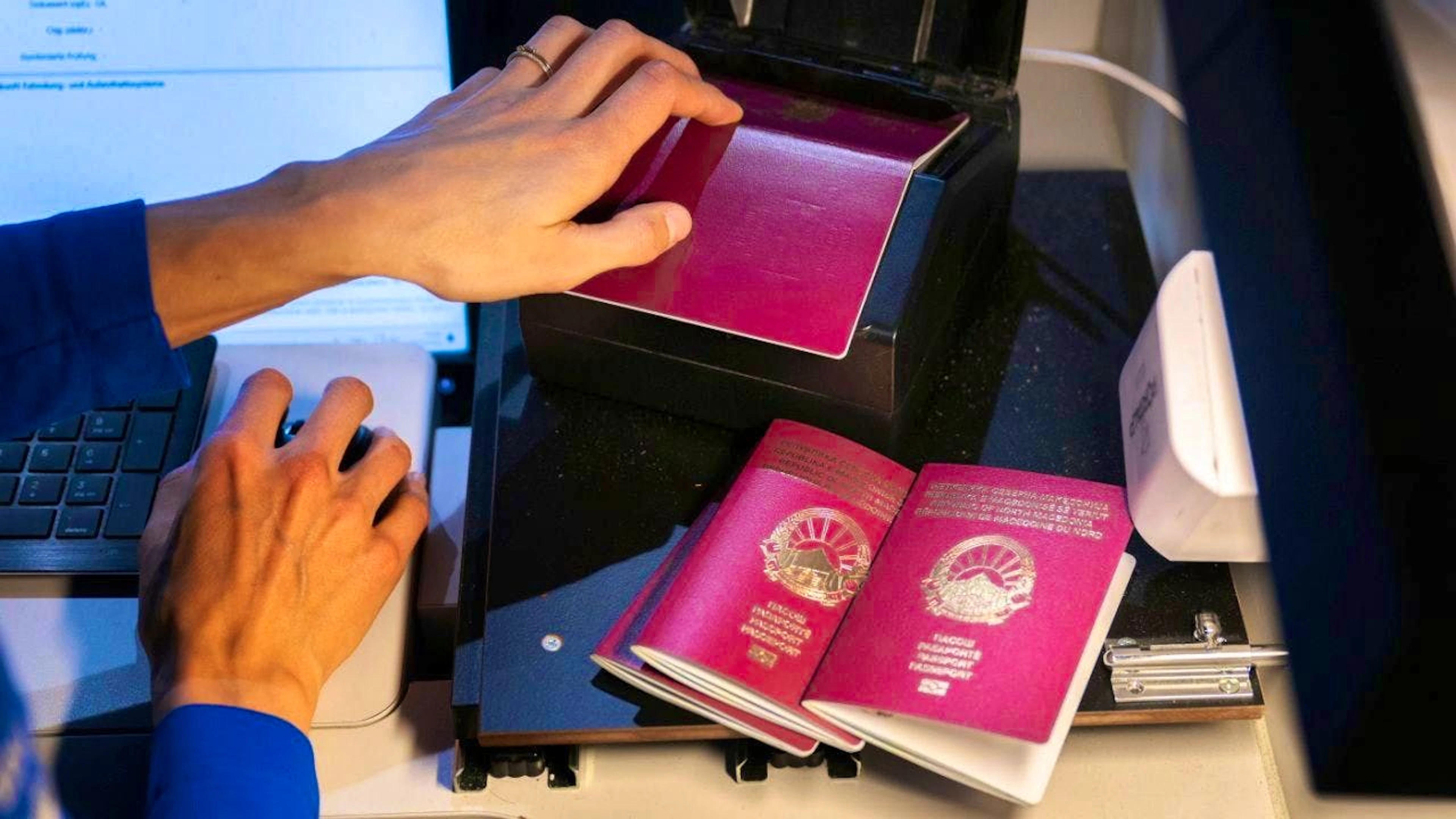 In Europe, digital registration has replaced the stamp in passports for travelers from outside the Schengen area. (symbolic image)