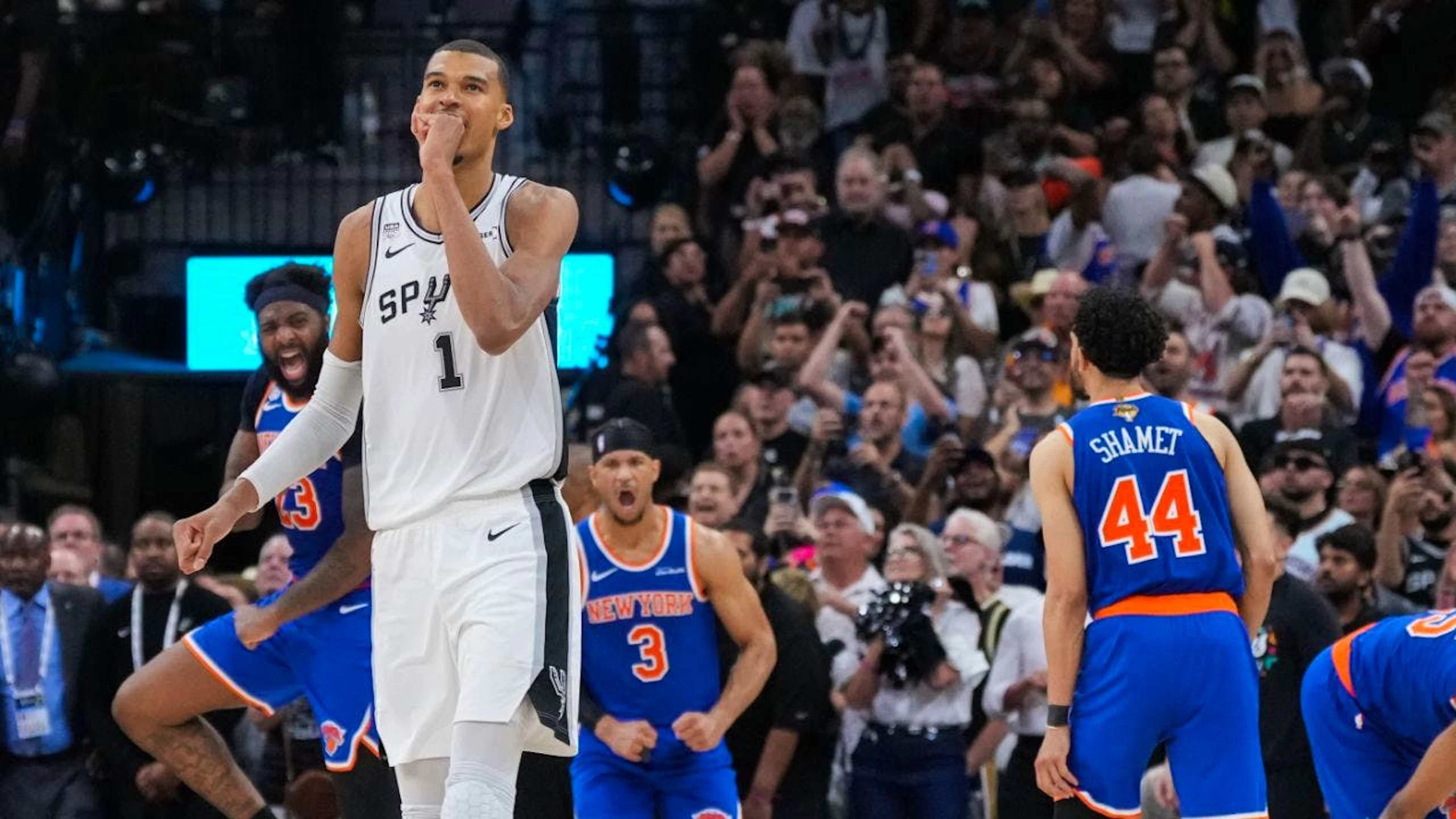 San Antonios Victor Wembanyama vergibt den Sieg, im Hintergrund feiern die Spieler der New York Knicks