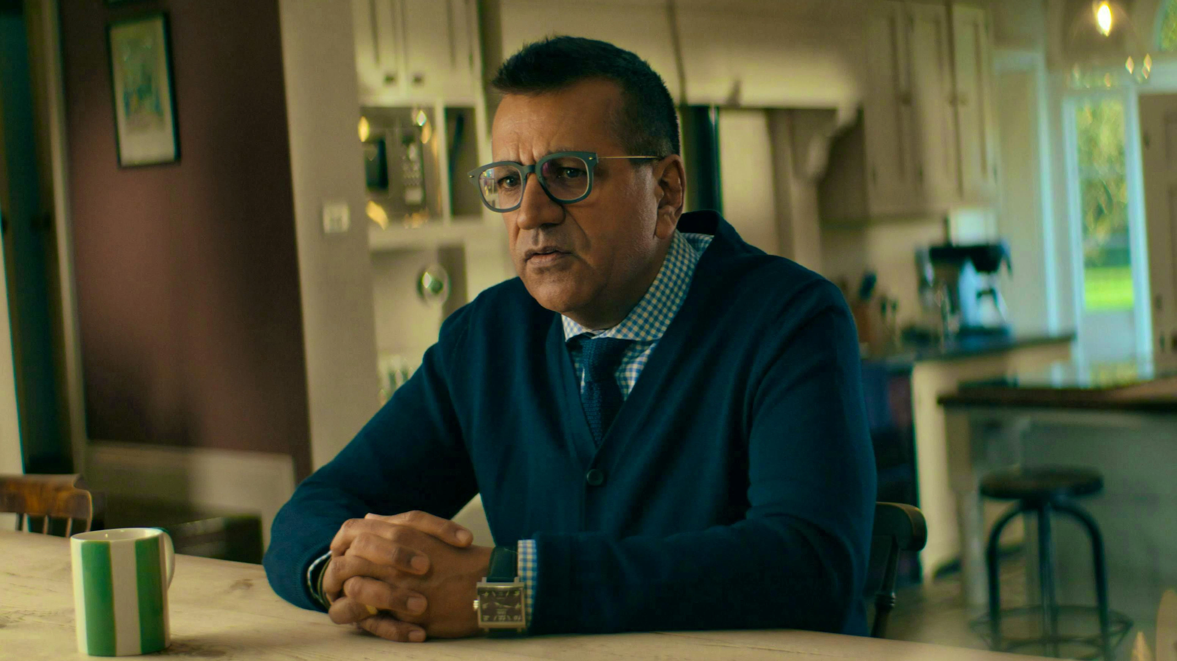 Il controverso giornalista Martin Bashir è diventato famoso in tutto il mondo dopo che la Principessa Diana ha parlato apertamente della sua crisi coniugale con il principe Carlo in un'intervista alla BBC. Otto anni dopo, ha fatto di nuovo notizia con il documentario «Living with Michael Jackson».