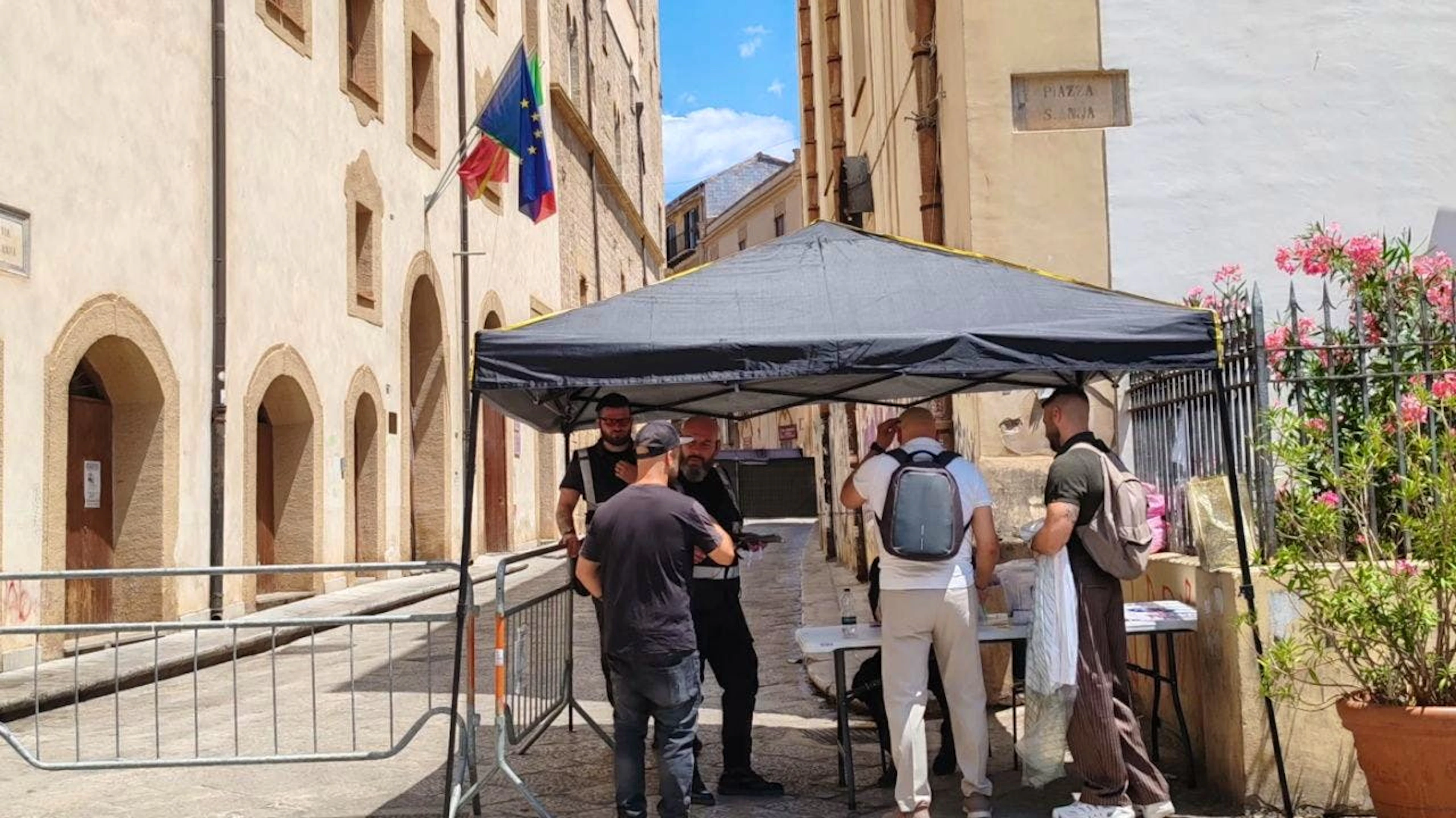 Strade chiuse e checkpoint a Palermo in vista della festa di nozze della cantante britannico-kosovara Dua Lipa e dell'attore britannico Callum Turner.