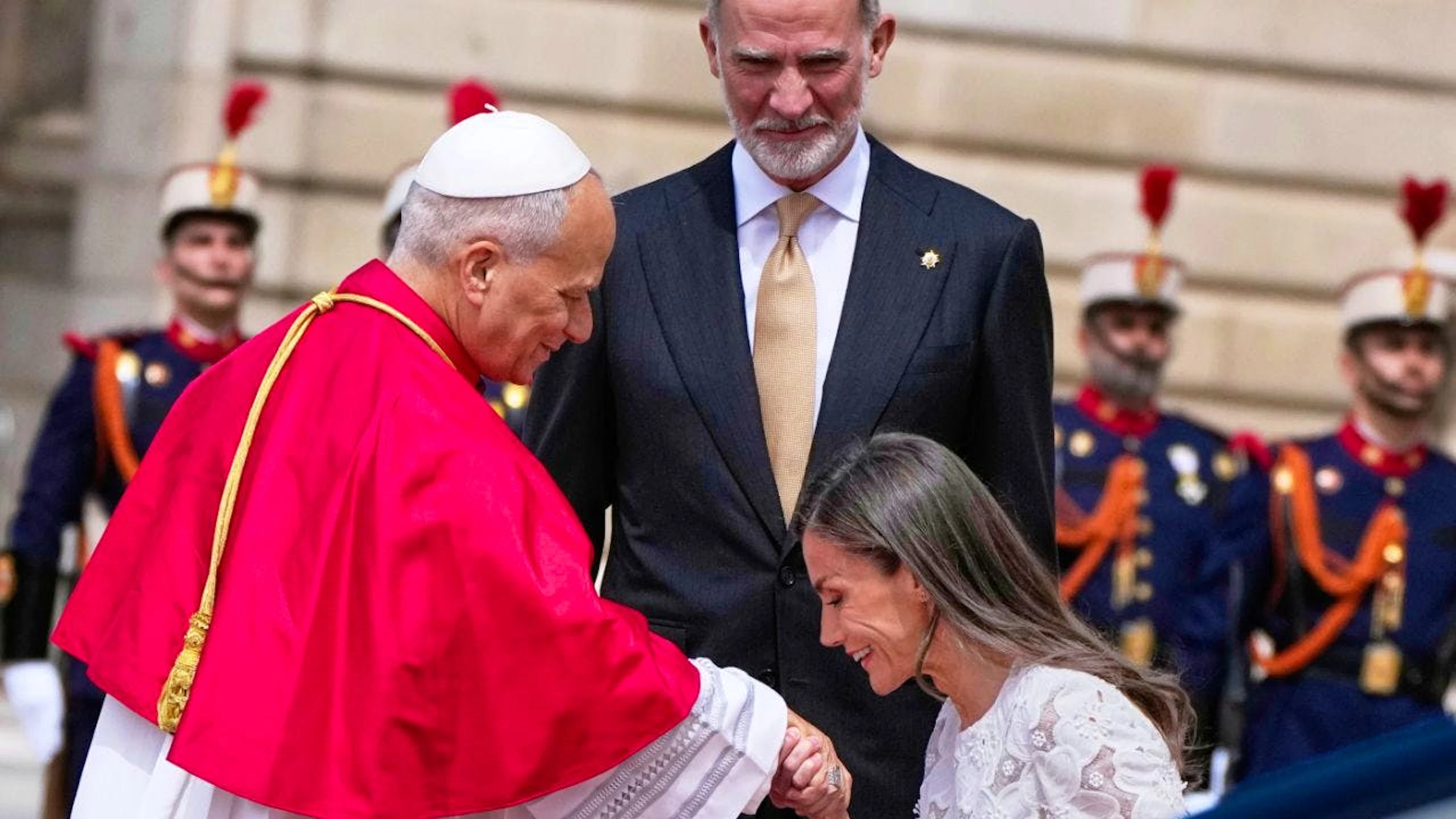 dpatopbilder – Papst Leo XIV. (l) wird vom spanischen König Felipe VI. und Königin Letizia im Königspalast empfangen. Foto: Alessandra Tarantino/AP/dpa