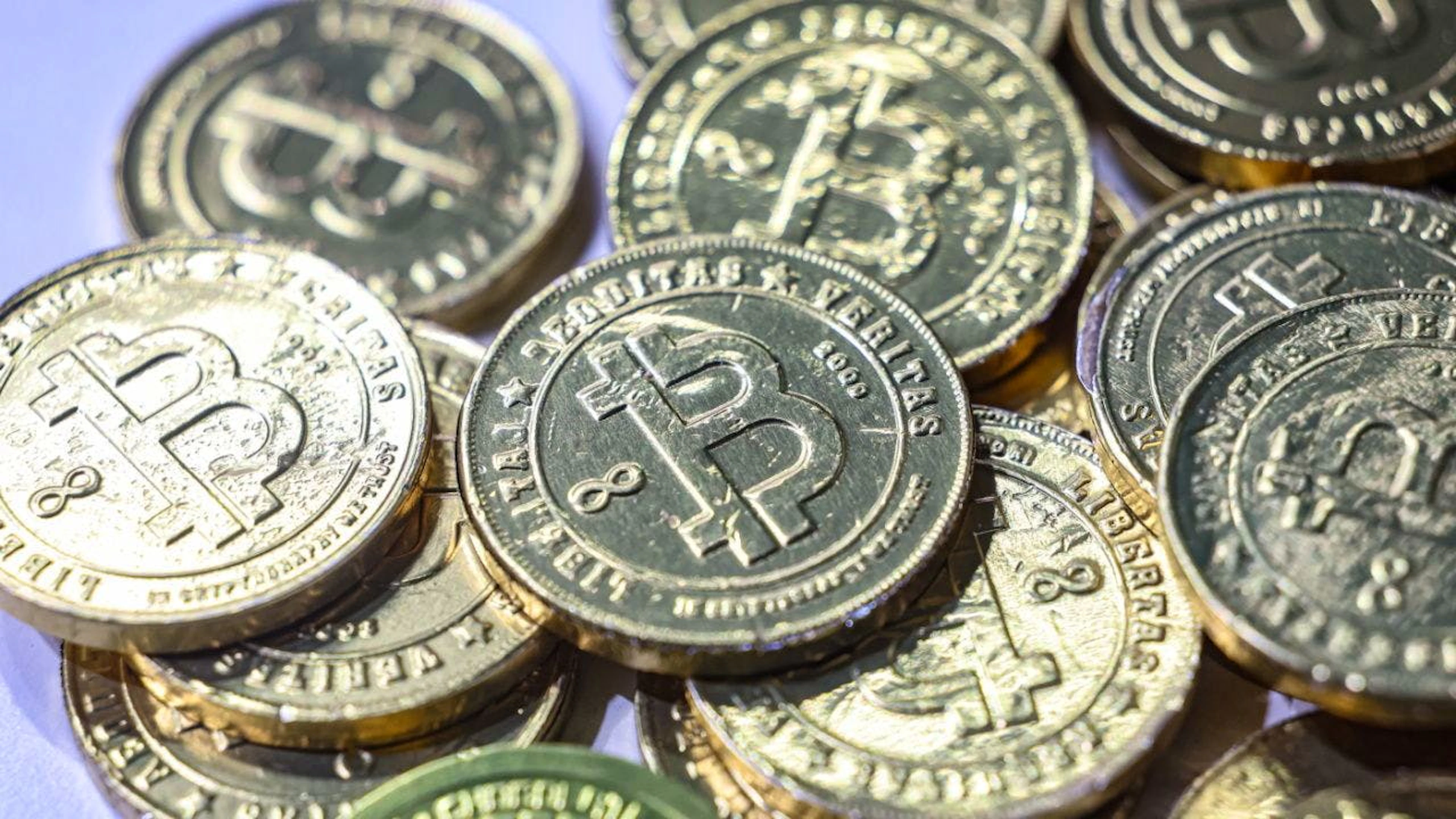 Bitcoin hat laut einer neuen Studie einen hohen CO2-Ausstoss. Die Kryptowährung Ethereum schneidet hingegen deutlich besser ab. (Symbolbild)