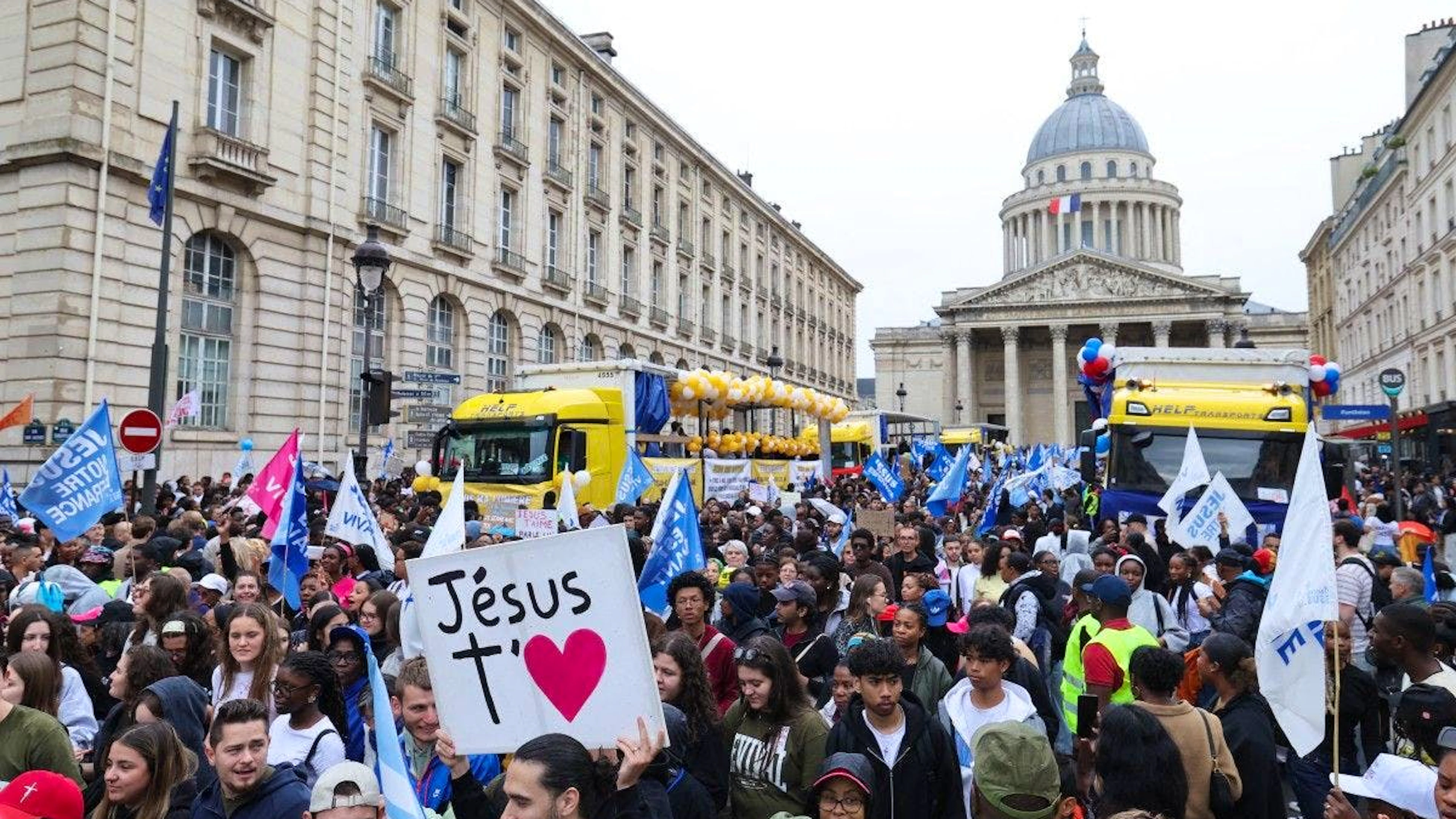 Des défilés ont eu lieu en même temps dans différentes villes de France: à Paris, Lille, Nantes, Brest, Marseille ou encore Strasbourg.