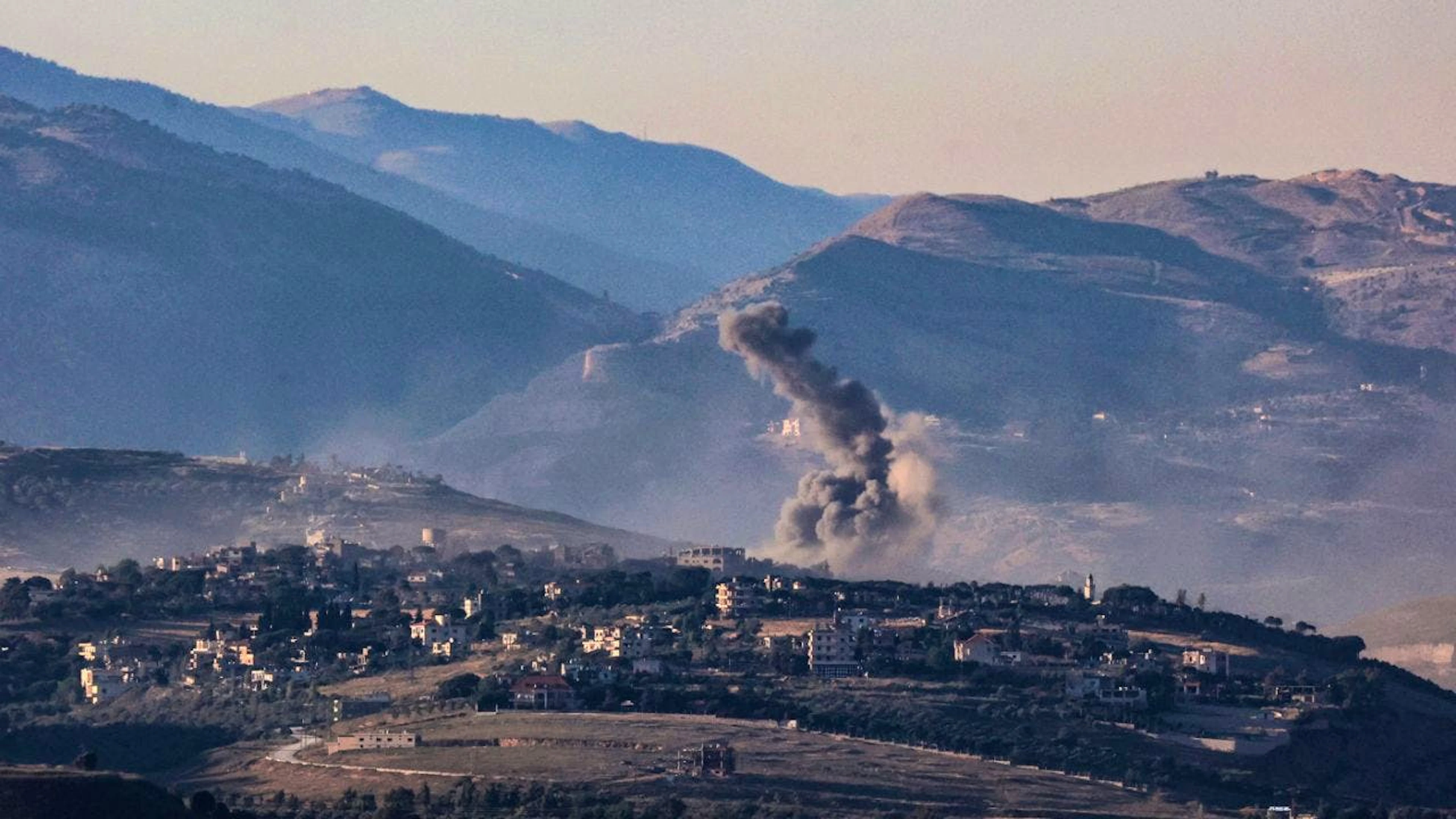 ARCHIV – Nach einem israelischen Luftangriff auf den Südlibanon steigt Rauch auf. Foto: Gil Cohen-Magen/dpa