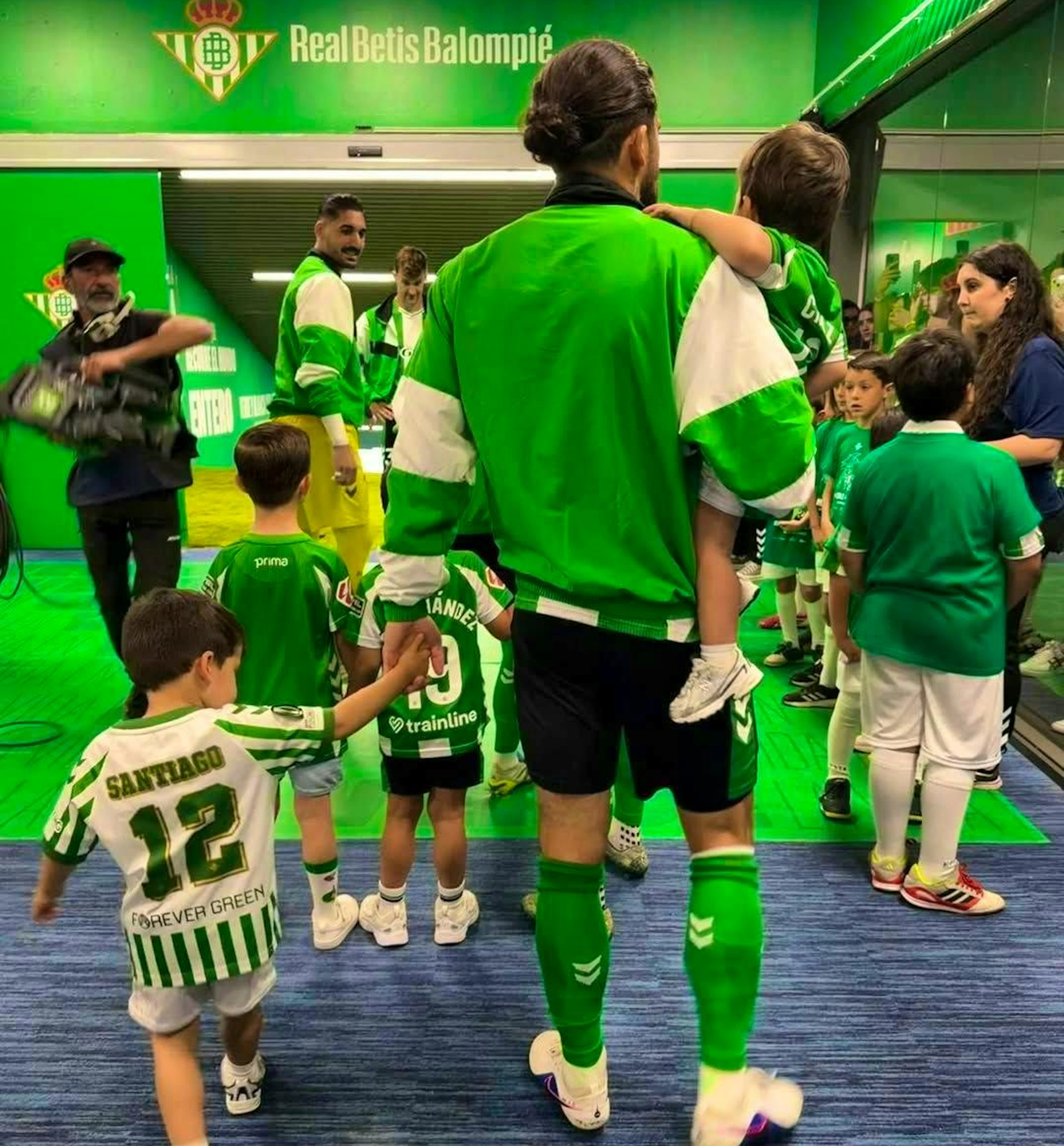 Ricardo Rodriguez with his sons at Real Betis.