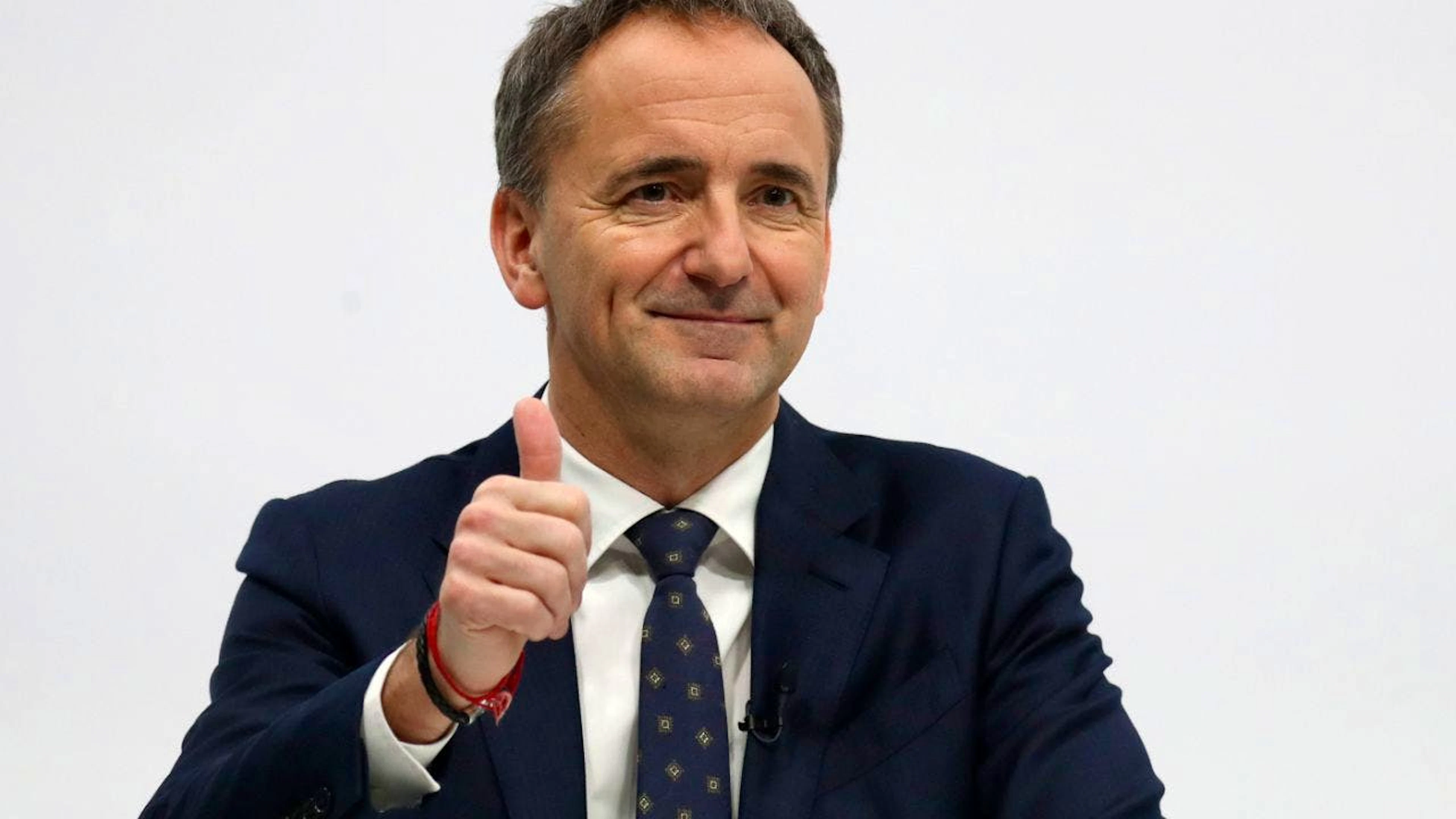 ARCHIV – Jim Hagemann Snabe, Vorsitzender des Aufsichtsrats des Industriekonzerns Siemens, zeigt während der virtuellen Hauptversammlung den Daumen nach oben. Foto: Matthias Schrader/AP POOL/dpa