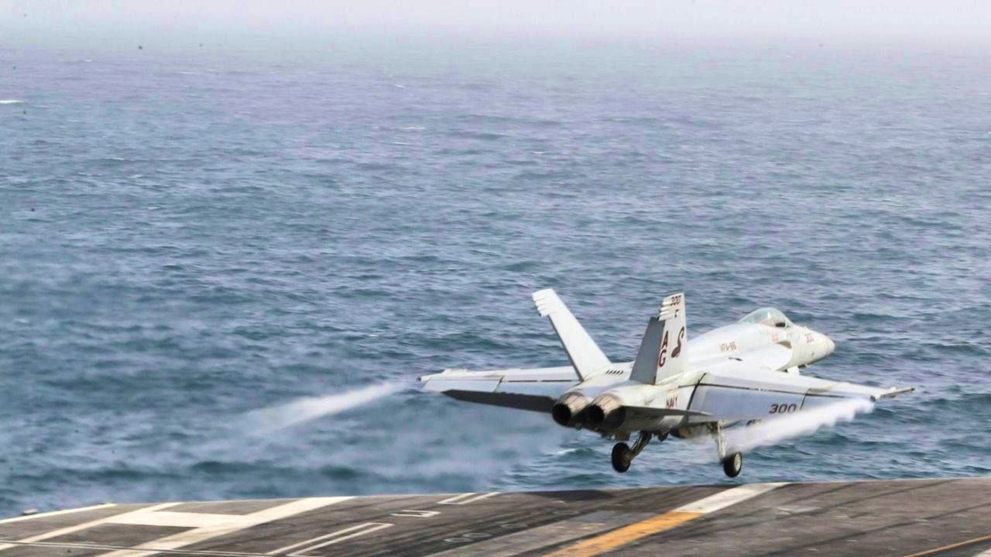 HANDOUT - An F/A-18E Super Hornet fighter aircraft takes off from the deck of the Nimitz-class aircraft carrier Abraham Lincoln (CVN 72). Photo: MCSN Dan Snow/Navy Office of Information/dpa - ATTENTION: For editorial use only and only with full attribution to the above credit