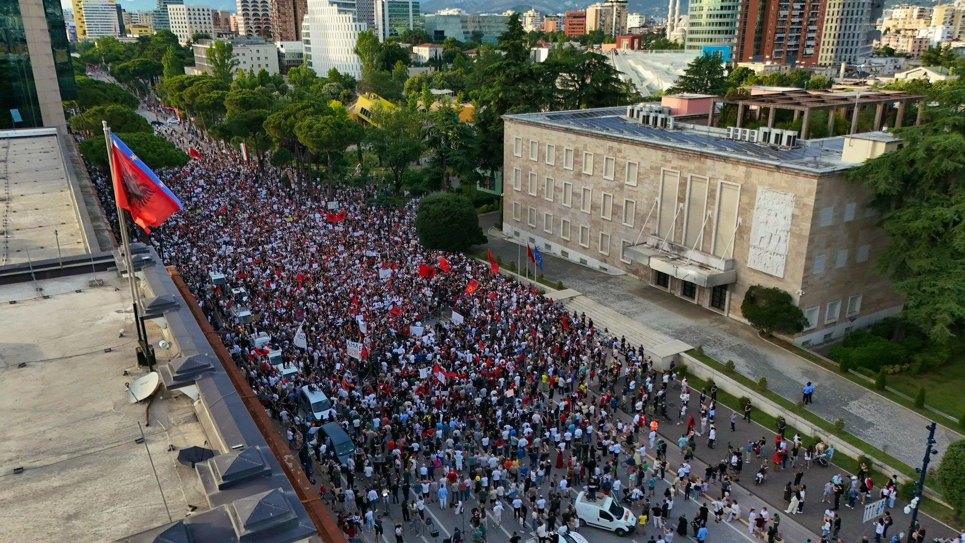 Le rassemblement de samedi soir à Tirana est la plus importante manifestation depuis le premier rassemblement organisé lundi dans la capitale albanaise.