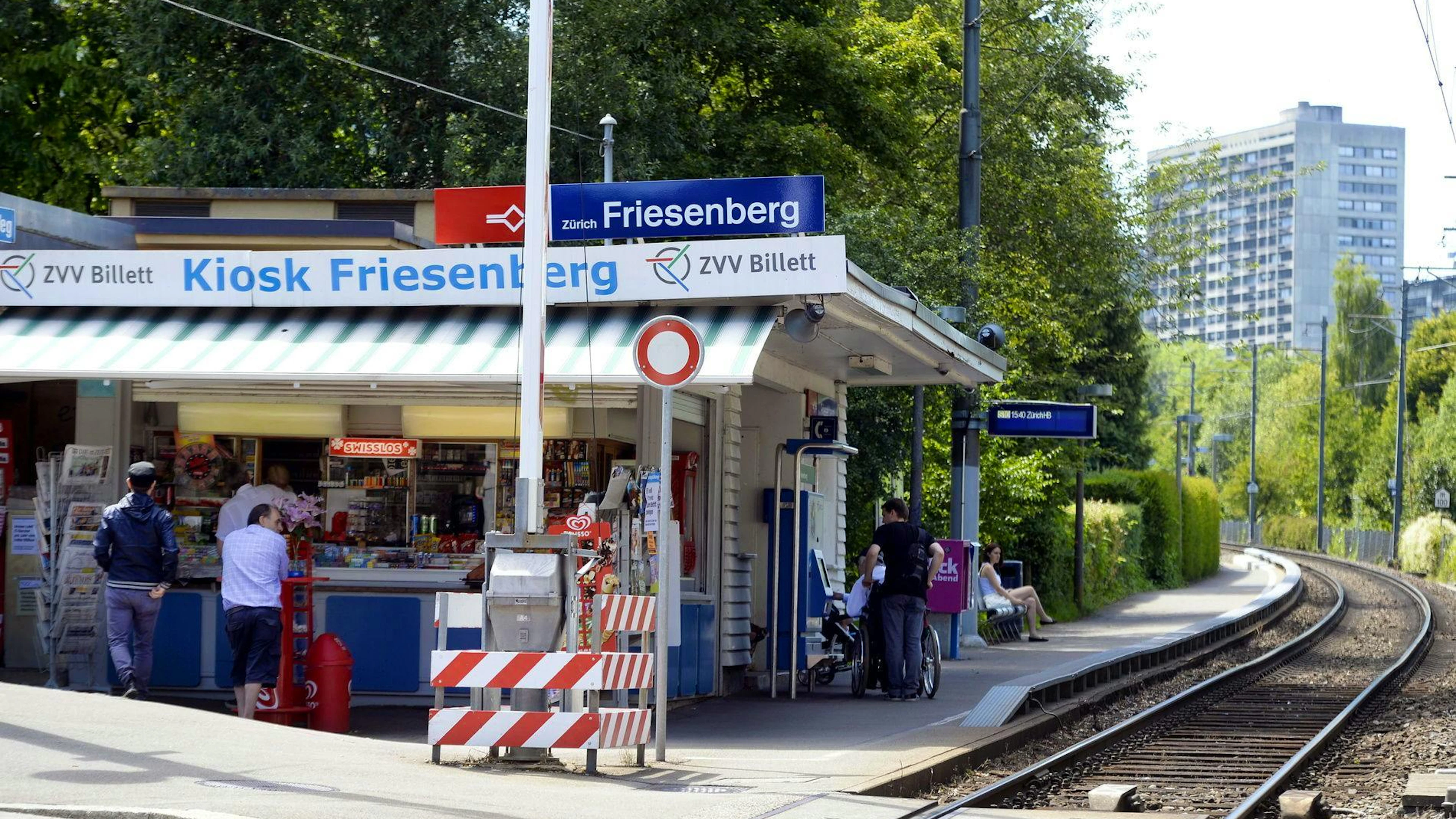 An der Haltestelle Friesenberg hielt sich der Mann auf, als er aus noch ungeklärten Gründen unter den Zug geriet.