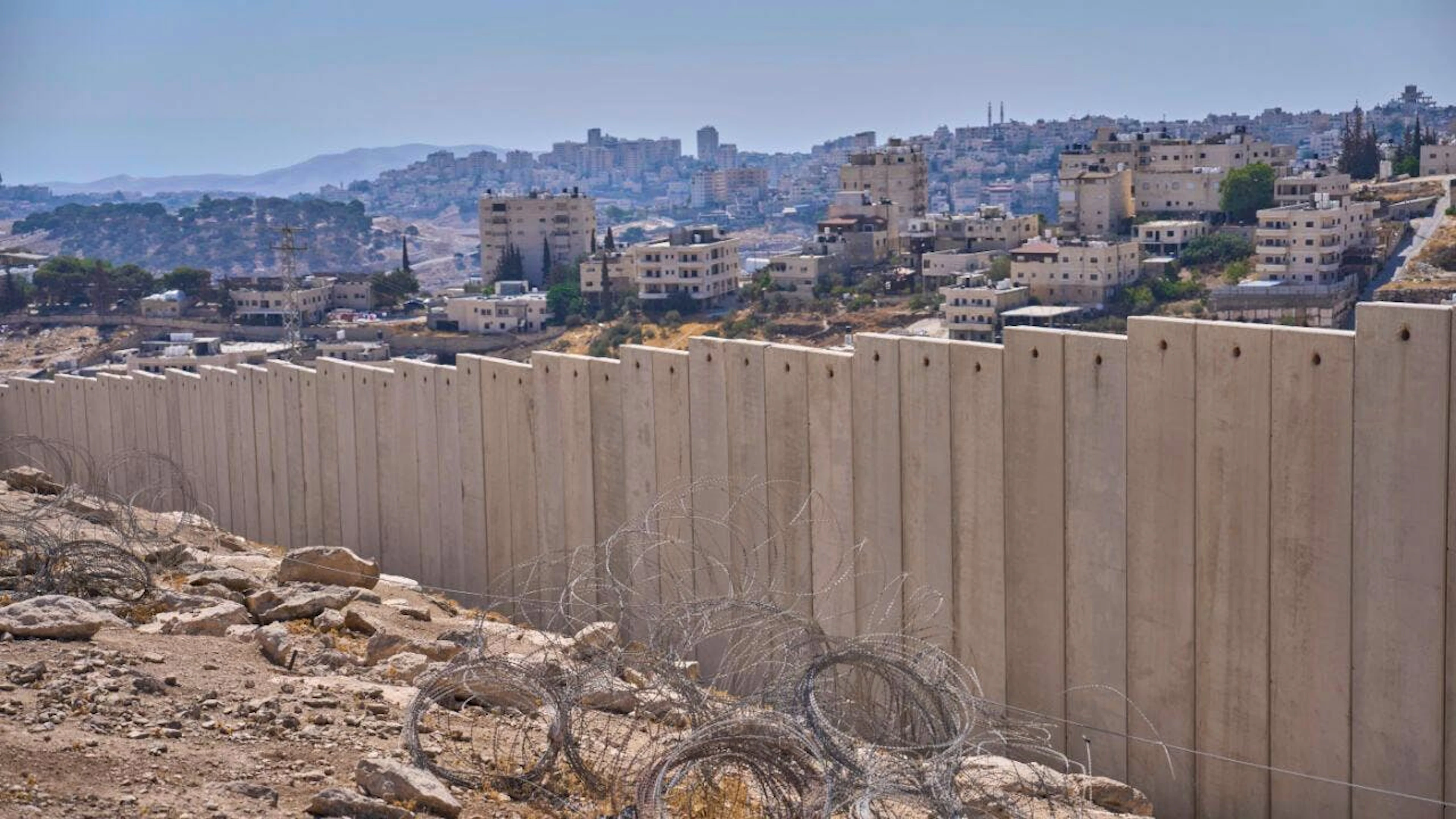 ARCHIV – Die Trennmauer neben dem arabischen Viertel Al-Eizariya, in dessen Nähe nach Angaben der israelischen Regierung im Rahmen des Siedlungsentwicklungsprojekts E1 Wohneinheiten gebaut werden sollen. Foto: Ohad Zwigenberg/AP/dpa