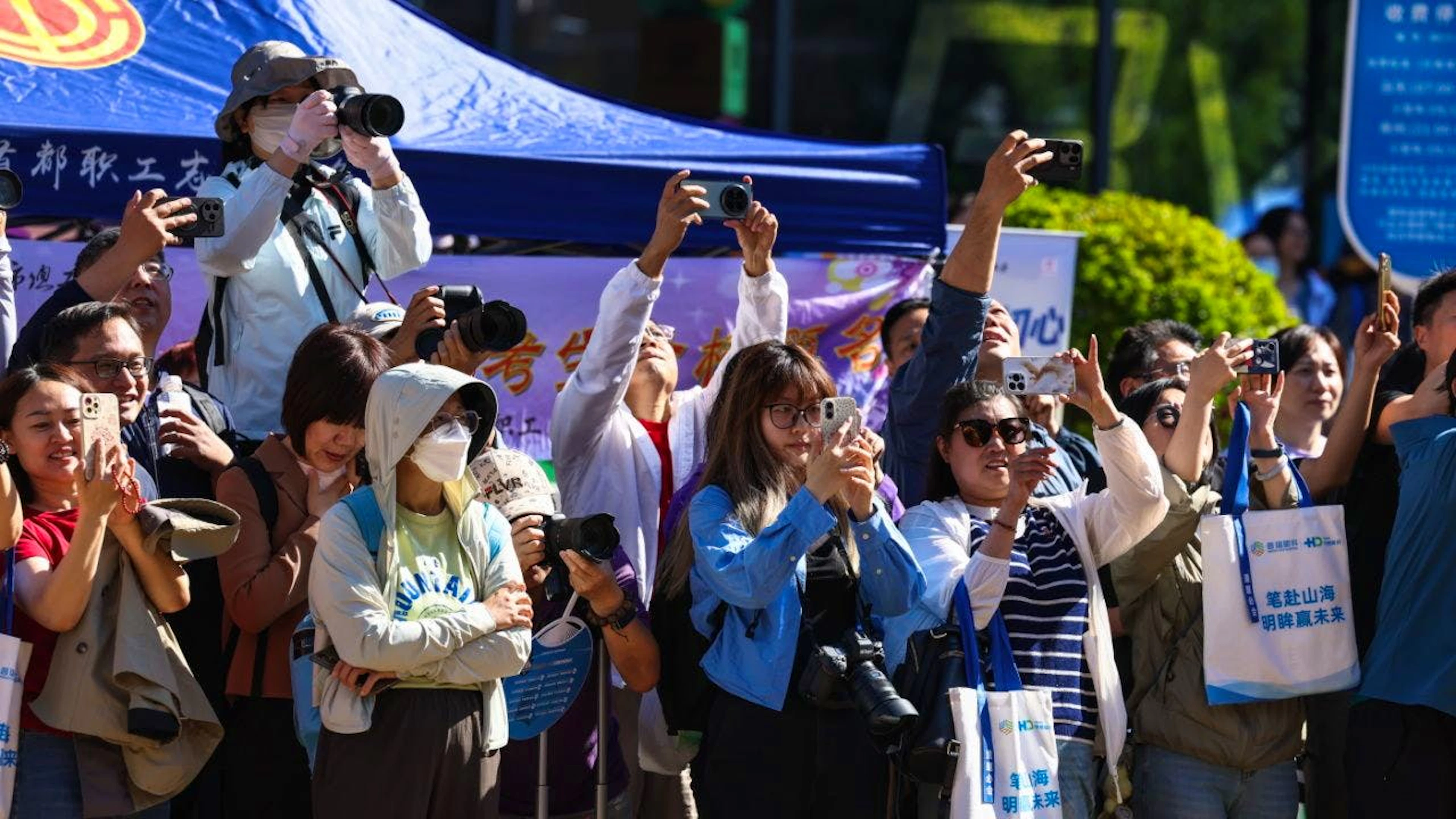 Famigliari scattano foto agli iscritti al 'gaokao', la serie di esami iniziata oggi in Cina per l'ammissione all'università che quest'anno interessa circa 12,9 milioni di studenti.