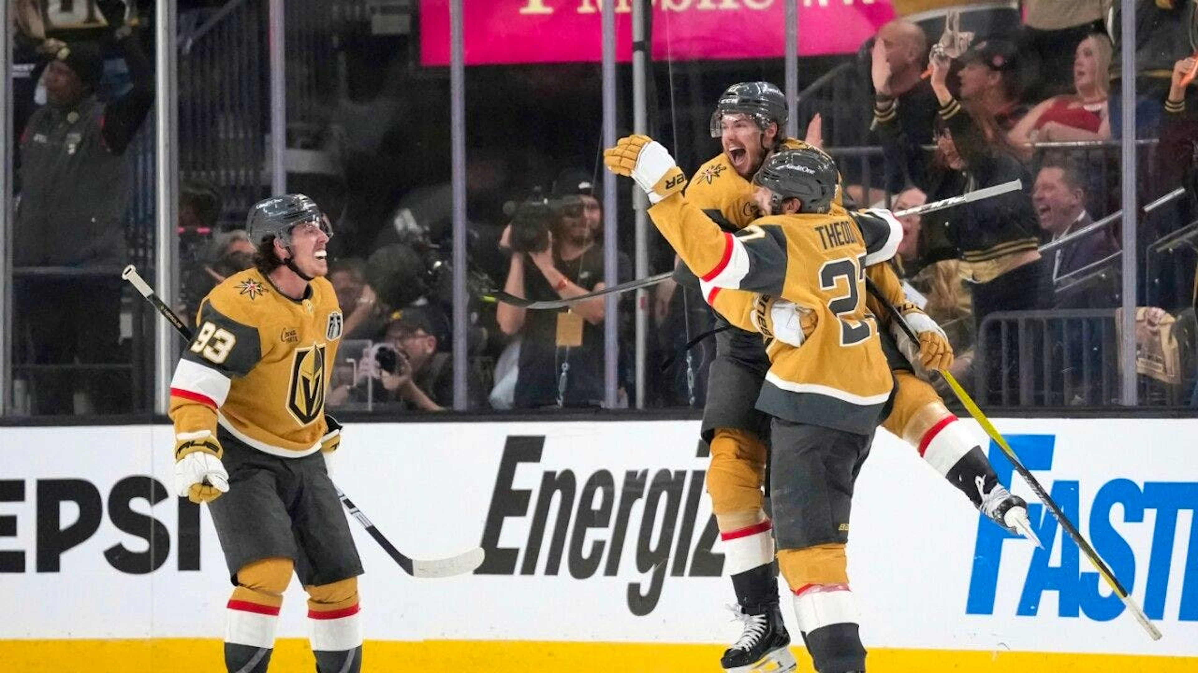 Ekstase nach mehr als 85 Minuten Eishockey: Shea Theodore (re.) und seine Teamkollegen bejubeln das 5:4 der Vegas Golden Knights in der zweiten Verlängerung