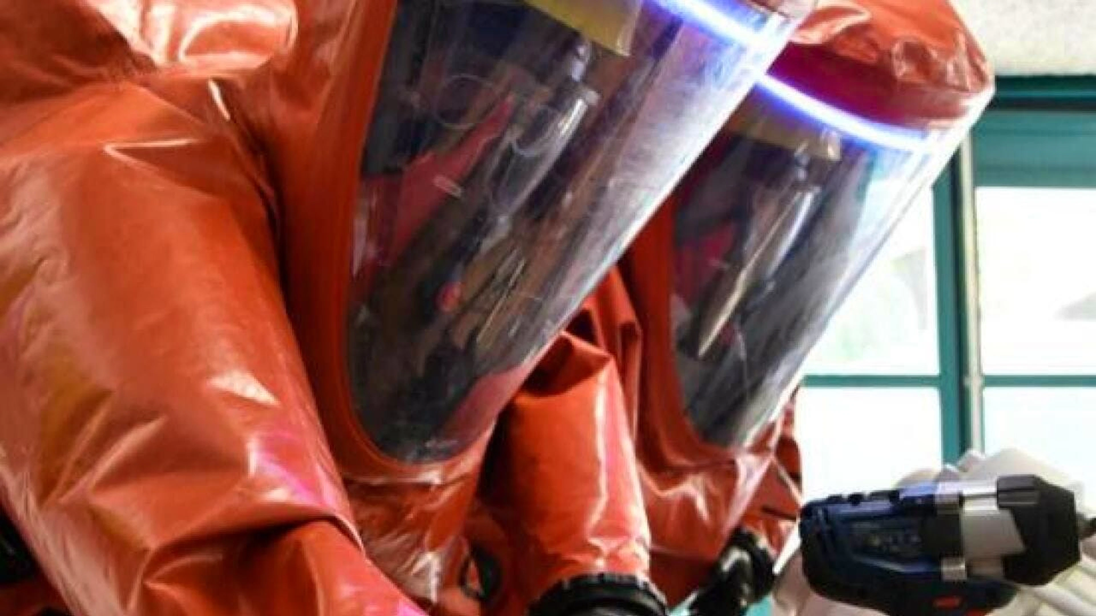 Die Gasflasche wurde in einen speziellen Bergebehälter umgeladen.