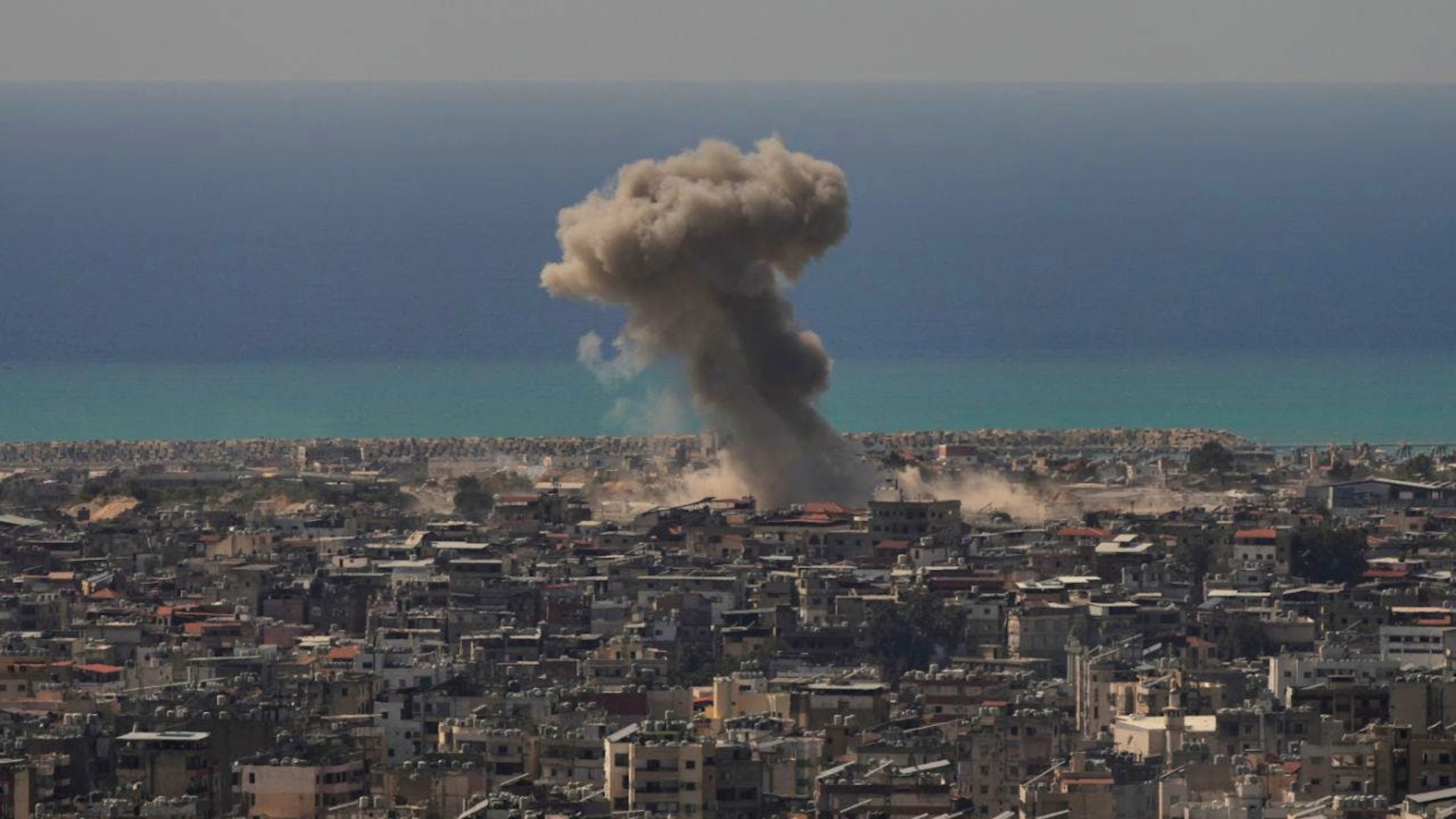 ARCHIV – Rauch steigt im April nach einem israelischen Luftangriff in Dahija, einem südlichen Vorort von Beirut, auf. Foto: Hassan Ammar/AP/dpa (Archivbild)