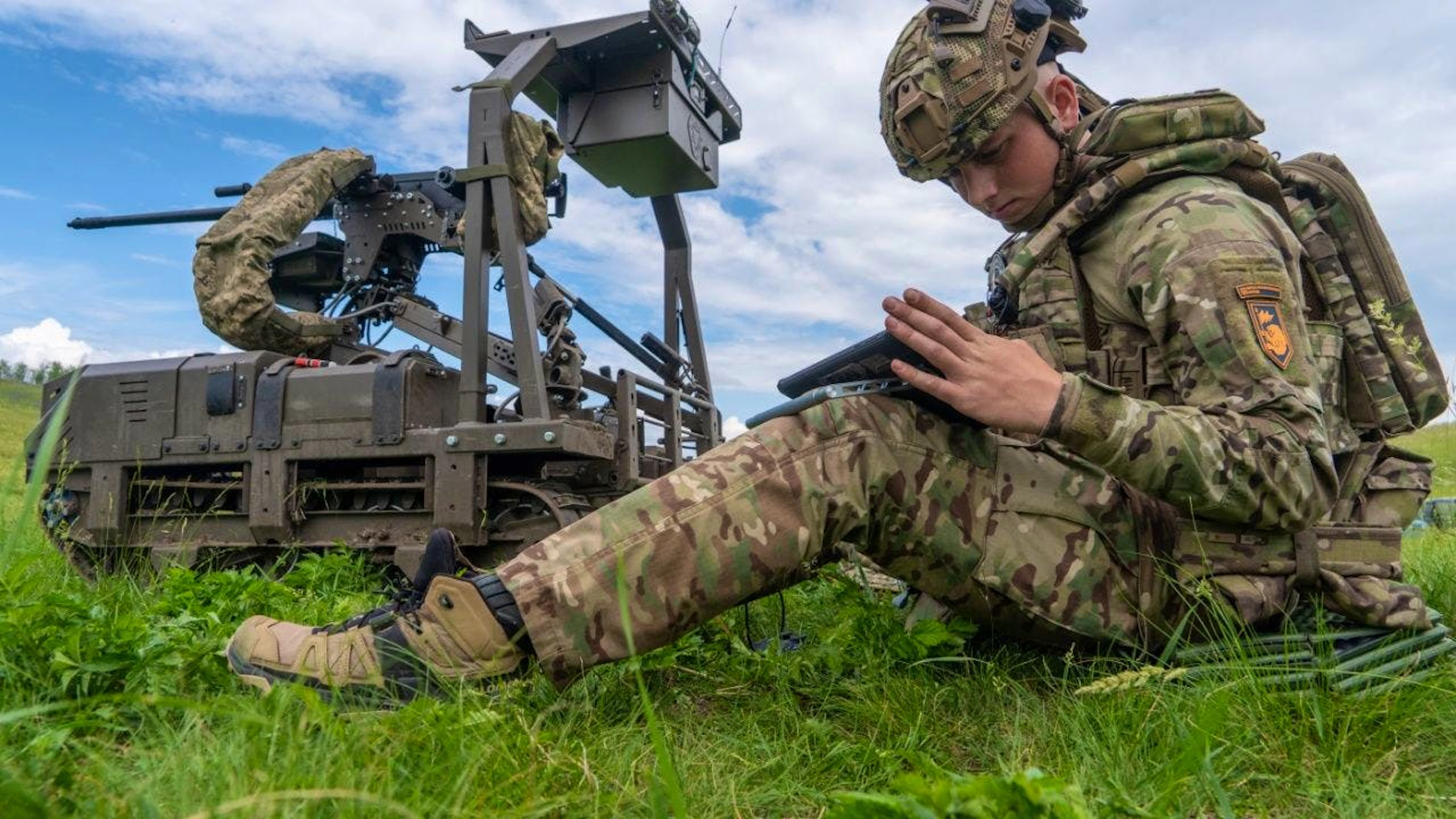ARCHIV – Ein ukrainischer Soldat der Kompanie für unbemannte Bodensysteme Cerberus der 60. separaten mechanisierten Brigade des Dritten Armeekorps bereitet sich auf eine Übung mit einer Kampfdrohne vor, die in der Region Charkiw in der Ukraine stattfindet. Foto: Andrii Marienko/AP/dpa