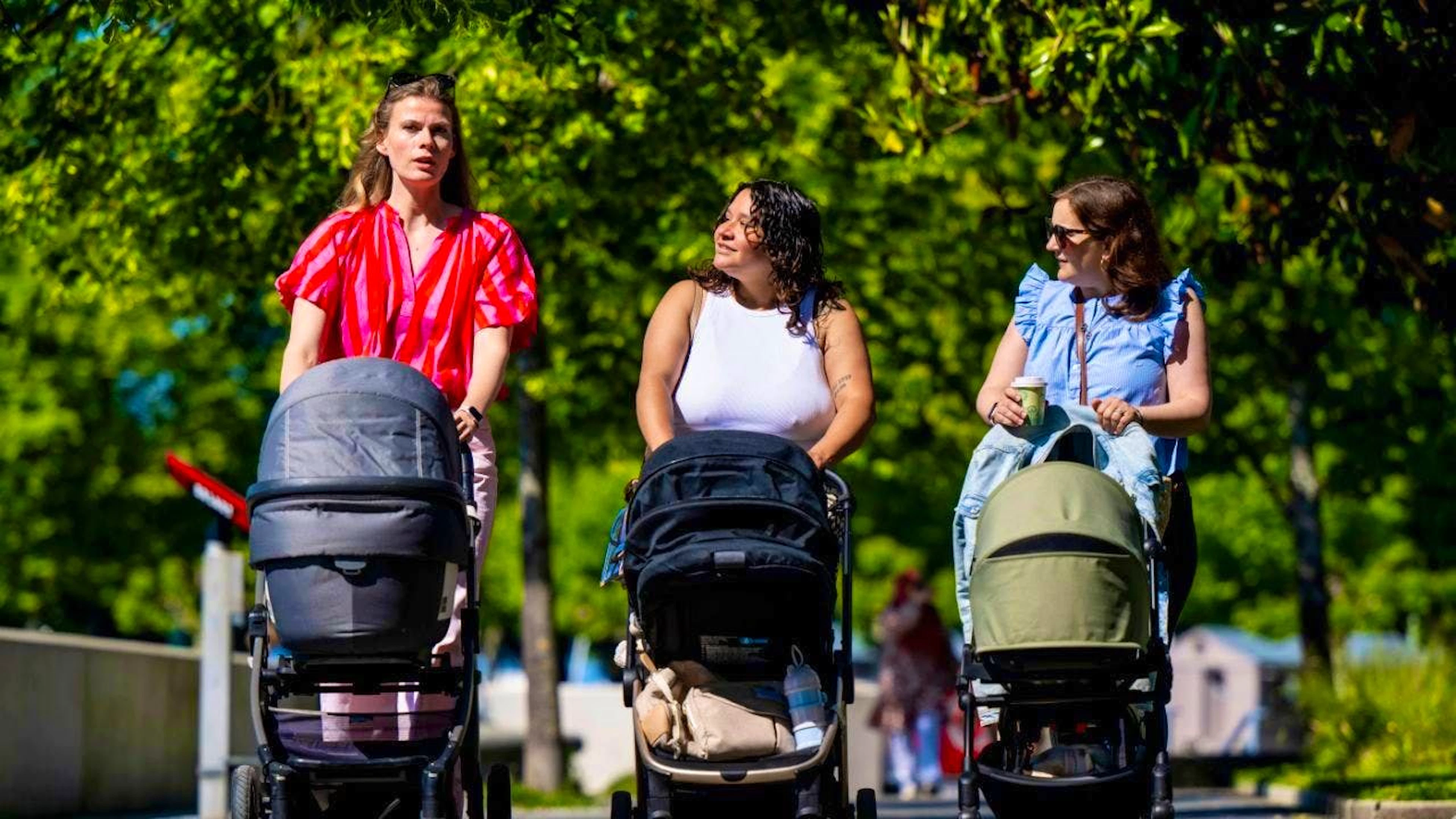 Mothers go for a walk together to break the isolation after giving birth. (Image: Mothers on a walk in Lausanne, archive)