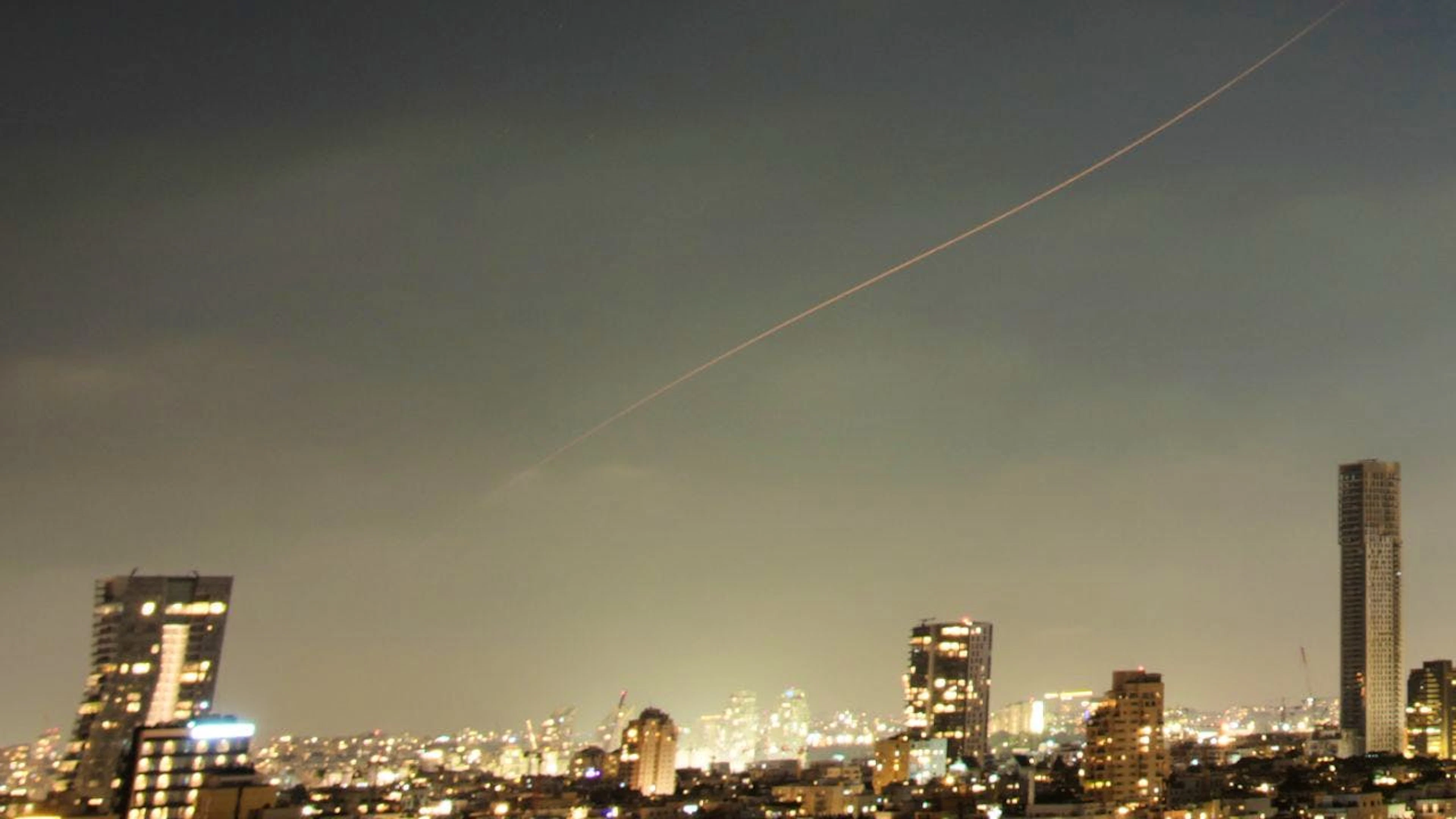 Ein Flugkörper fliegt während eines iranischen Raketenangriffs durch den Himmel über Zentralisrael. Foto: Ohad Zwigenberg/AP/dpa