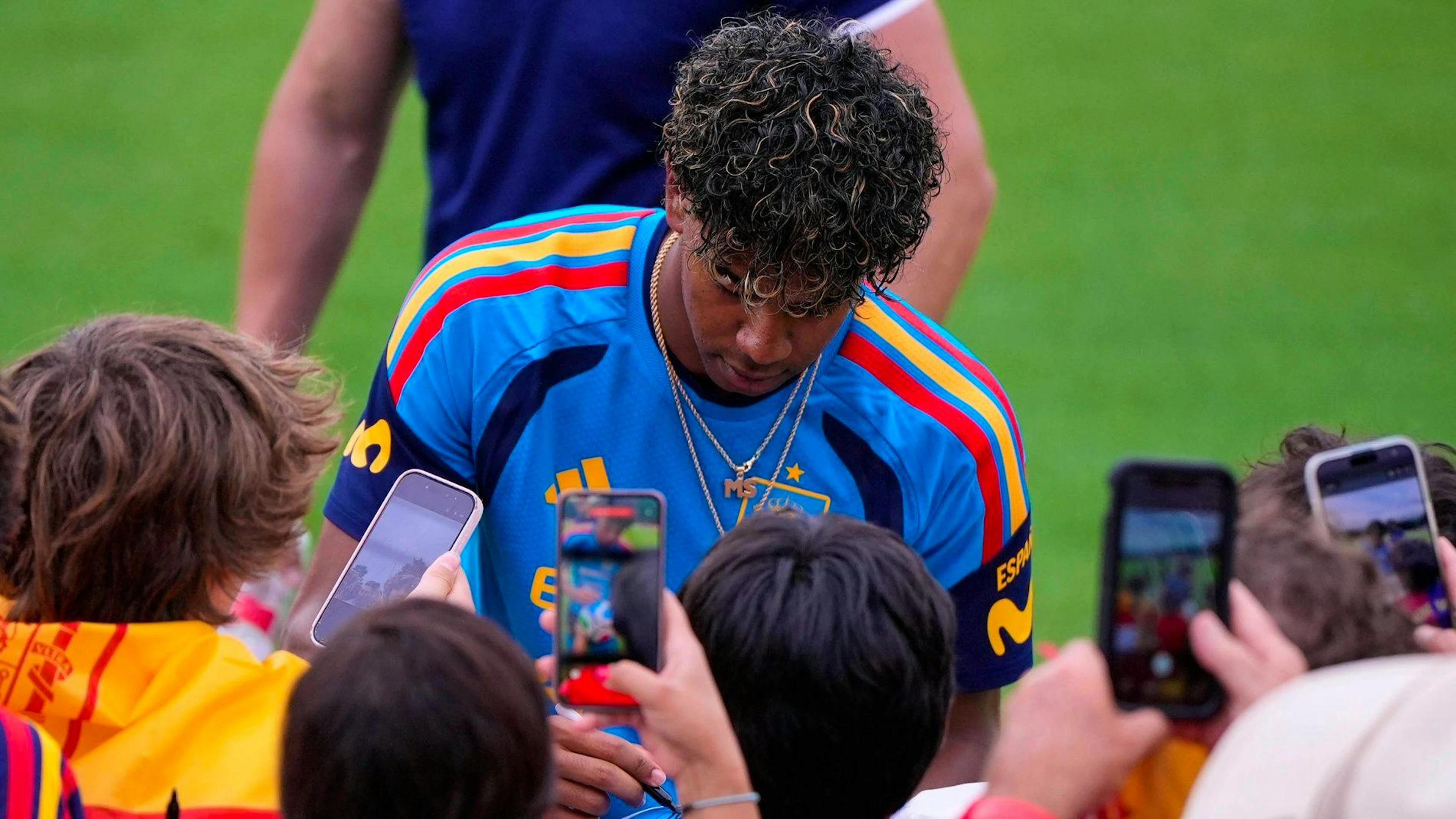 Lamine Yamal prend du temps pour ses jeunes fans lors d’un entraînement de l’Espagne.