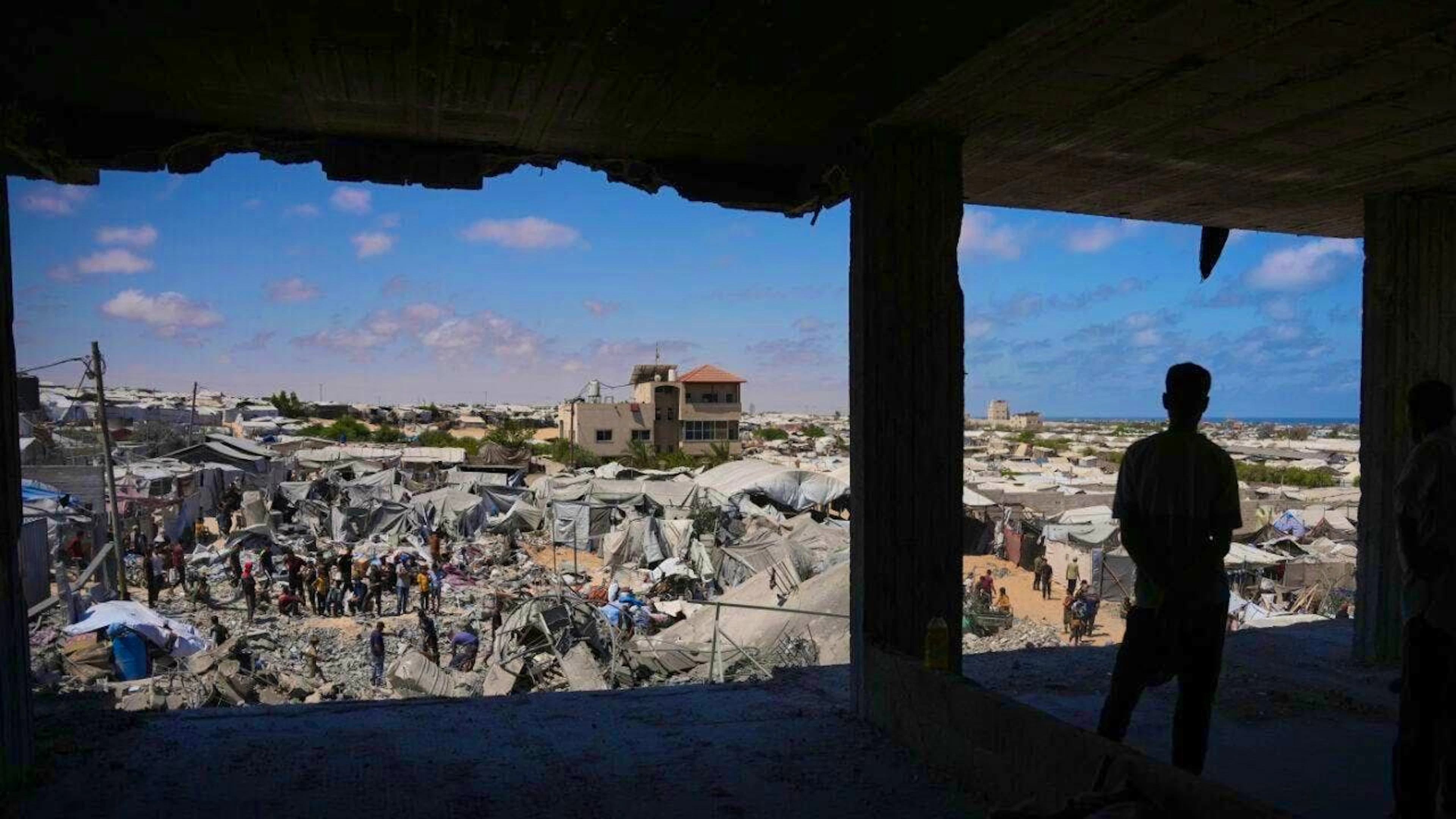 dpatopbilder - Palestinians inspect the rubble of a building destroyed in an Israeli airstrike in the southern Gaza Strip. Photo: Abdel Kareem Hana/AP/dpa