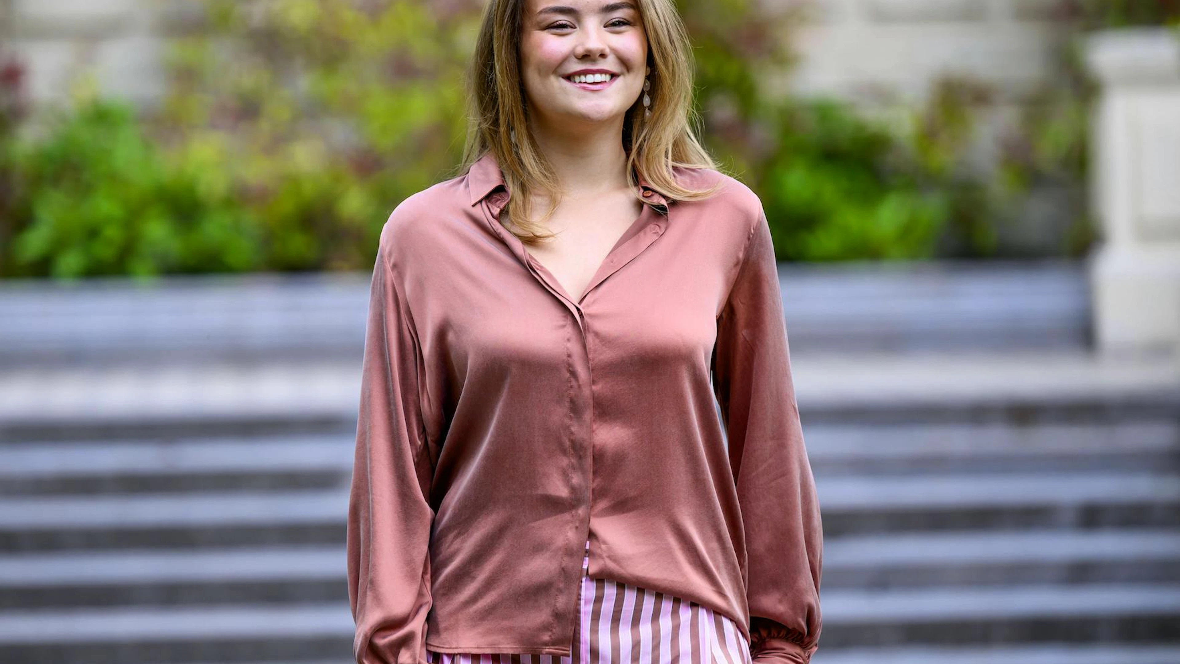 Prinzessin Ariane, die jüngste Tochter von König Willem-Alexander und Königin Máxima, absolvierte 2025 das Internationale Baccalaureate am United World College Adriatic in Italien. Nach einem Zwischenjahr plant sie ein Studium der Luft- und Raumfahrttechnik an der Technischen Universität Delft. Das Foto entstand bei der traditionellen Frühlings-Fotosession des niederländischen Königshauses im Mai 2026 in Den Haag.