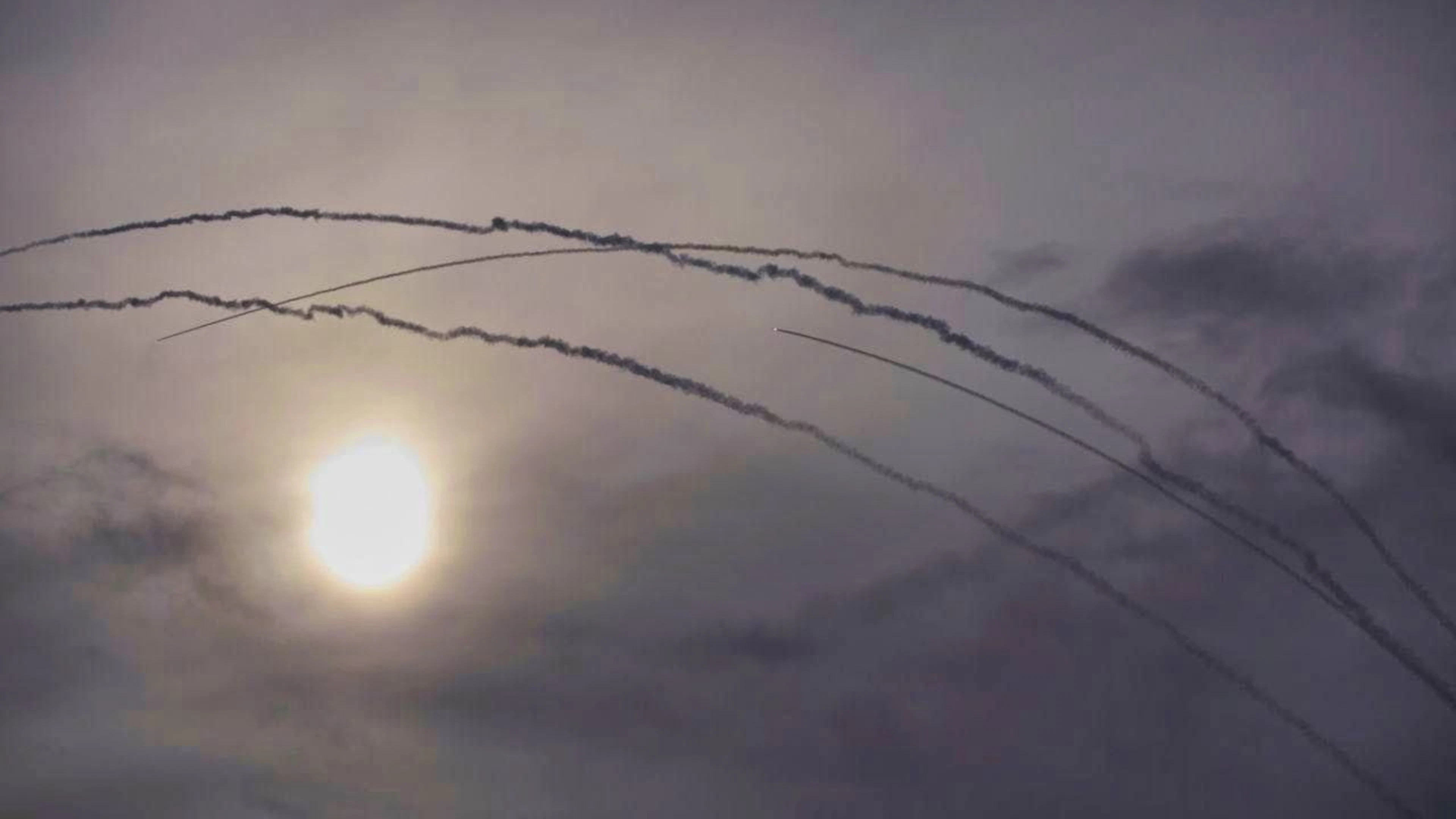 ARCHIVE - The Israeli Iron Dome air defense system fends off missiles from Iran. Photo: Ohad Zwigenberg/AP/dpa (archive photo)