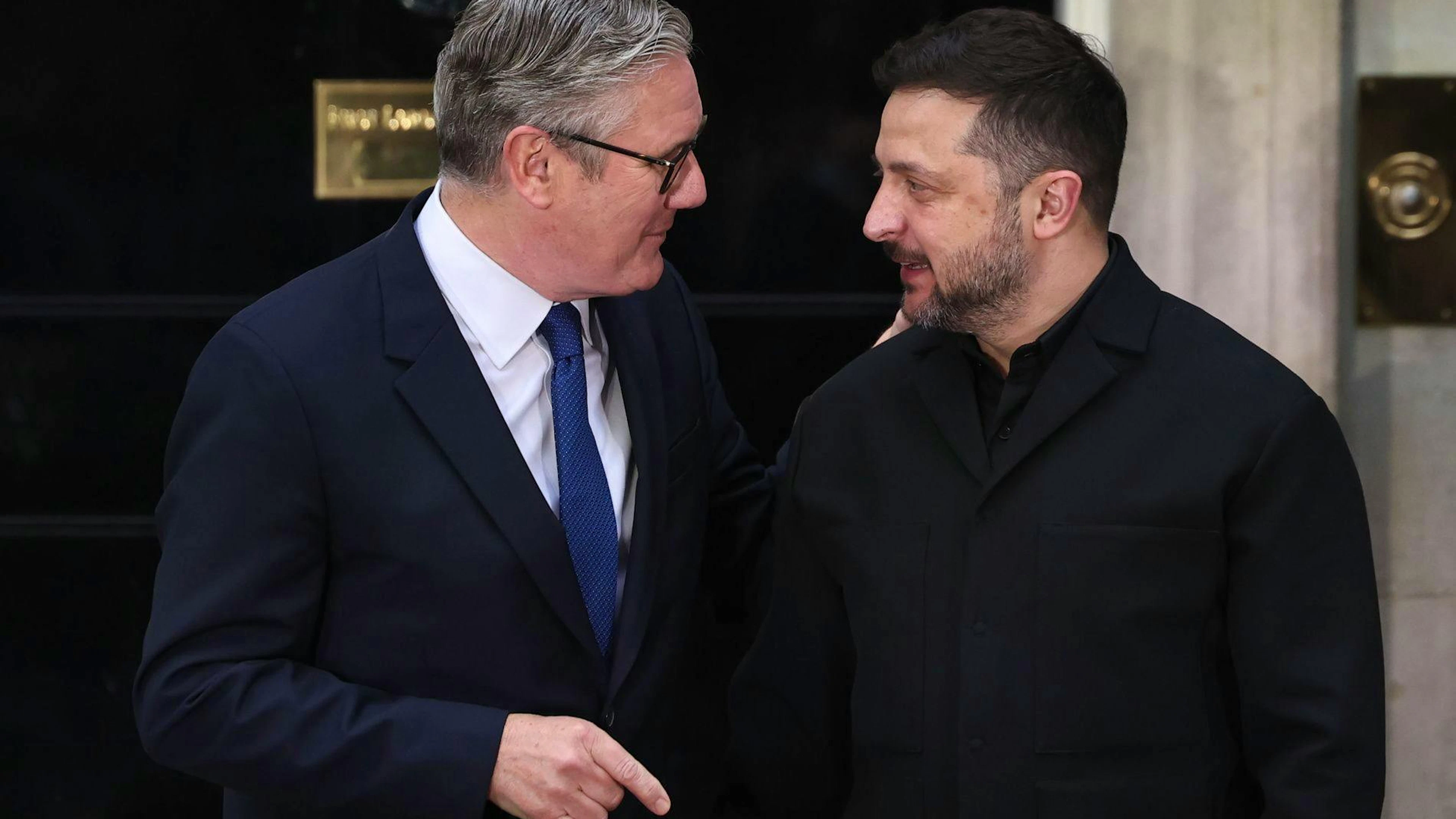 Il Primo ministro inglese Keir Starmer (sinistra) saluta il presidente ucraino Volodymyr Zelensky (R) a Downing Street, Londra.