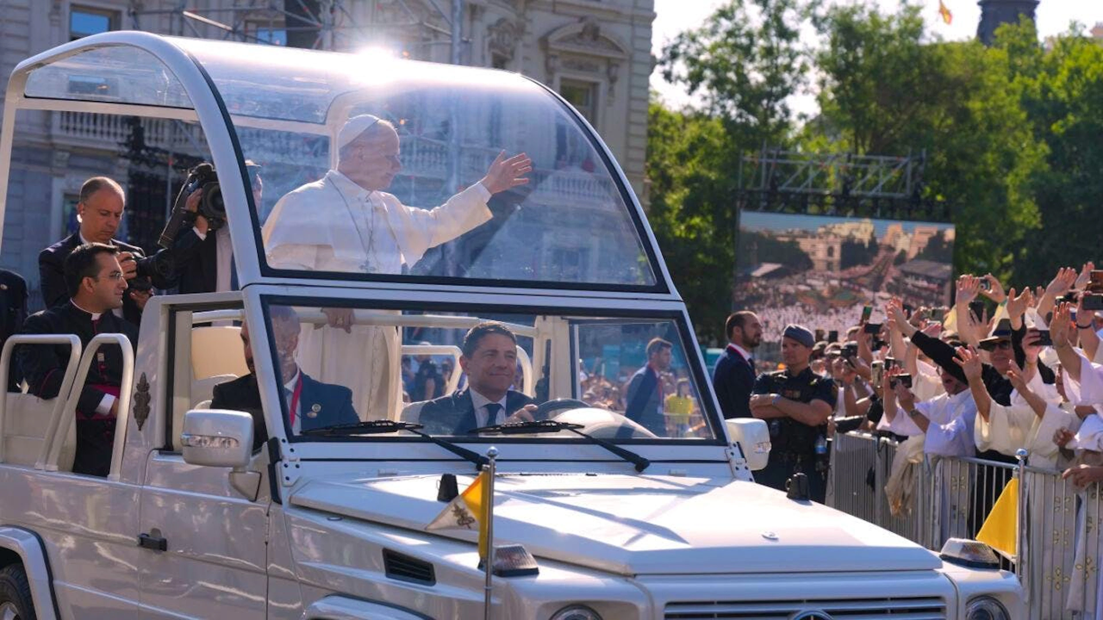 Papa Leone arriva nella Plaza de Cibeles a Madrid per celebrare la messa del Corpus Domini.