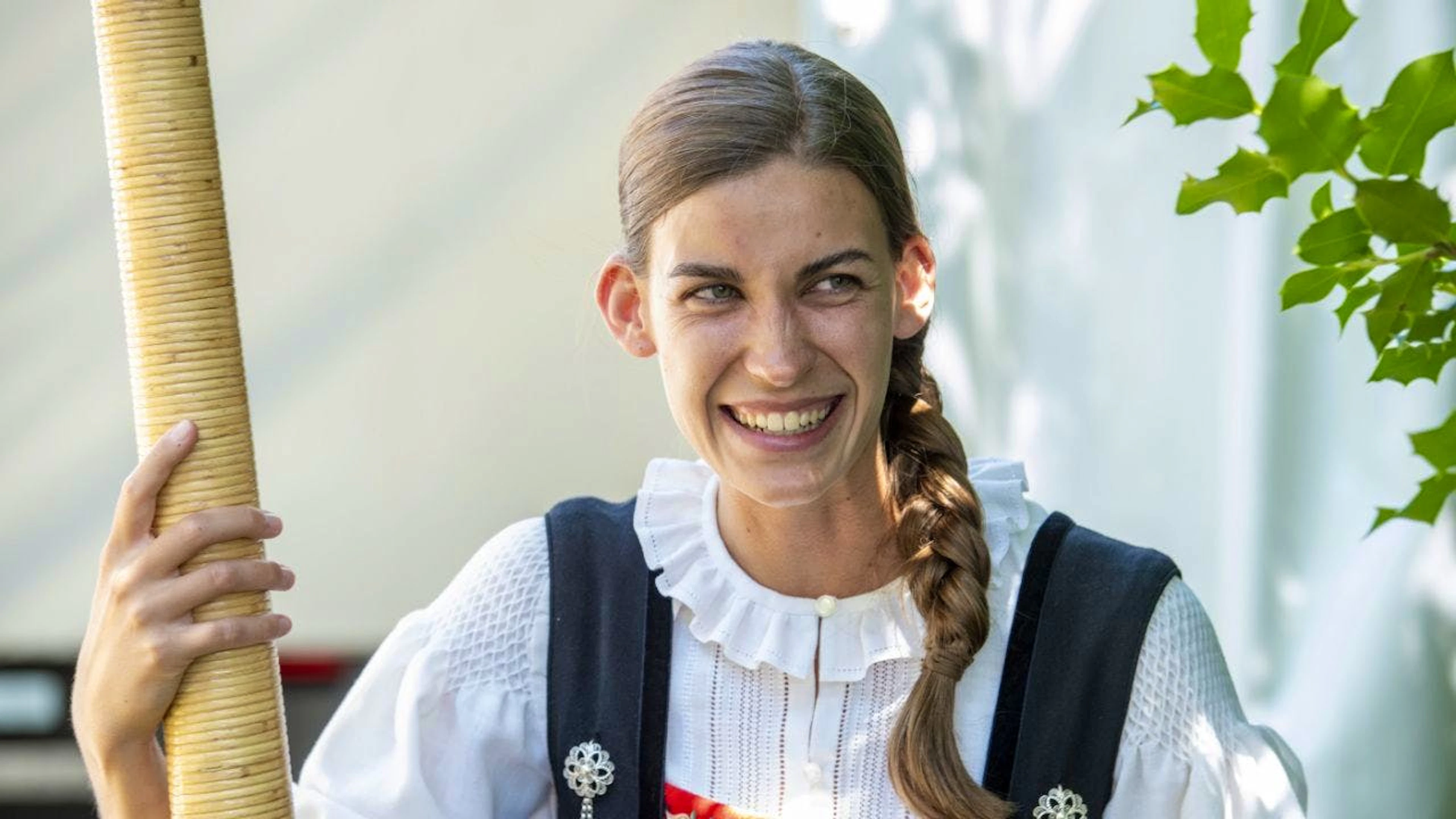La joueuse de cor des Alpes suisse Lisa Stoll se produira dimanche prochain au côté de l'organiste et chanteuse Fabienne Romer lors du festival de musique folklorique d'Altdorf. (archive)