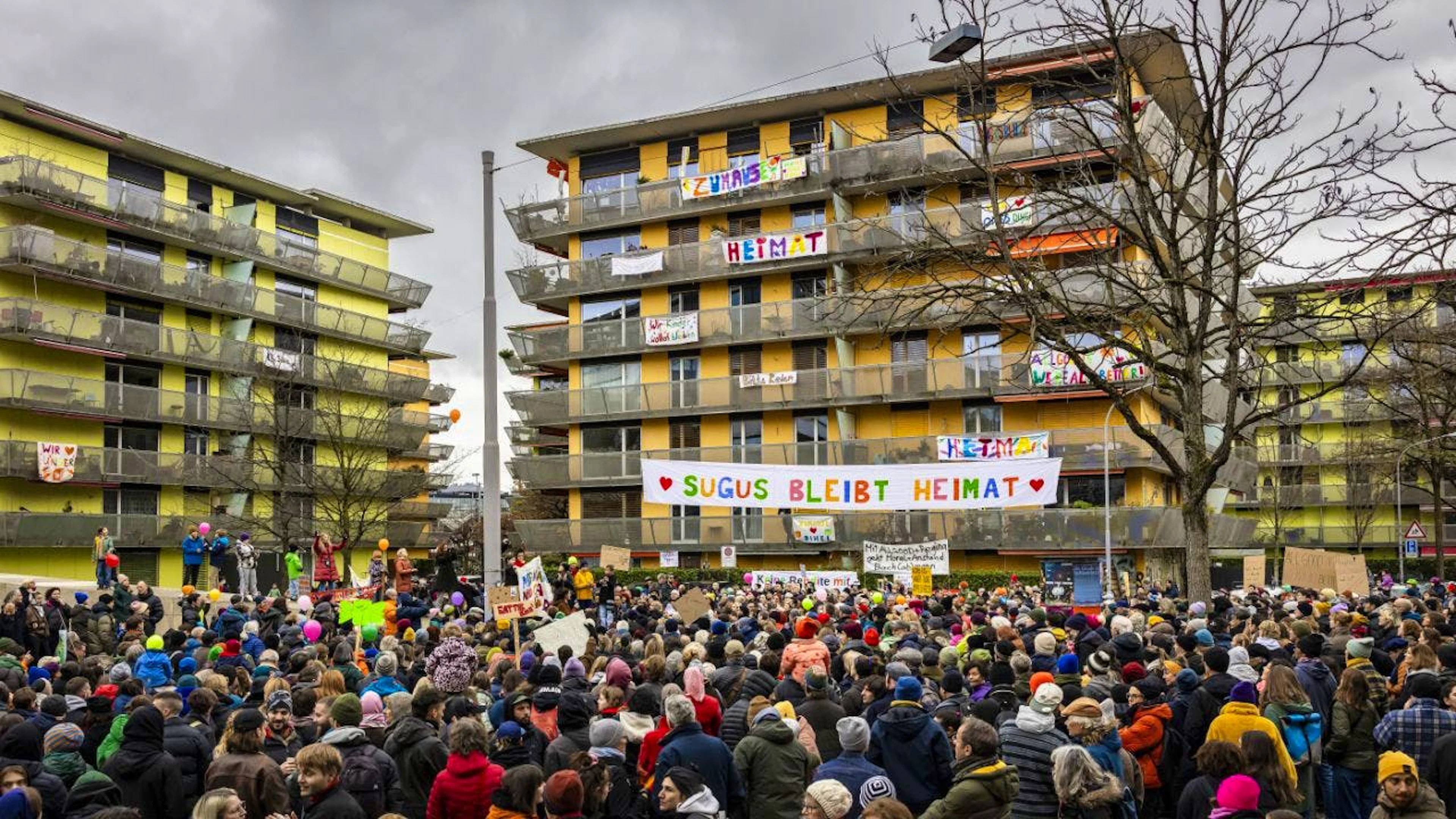 Una manifestazione di solidarietà per i circa 250 abitanti di tre delle nove case «Sugus» di Zurigo, che nel dicembre del 2024 hanno ricevuto una disdetta collettiva motivata dalla necessità di un risanamento totale. (foto d'archivio)