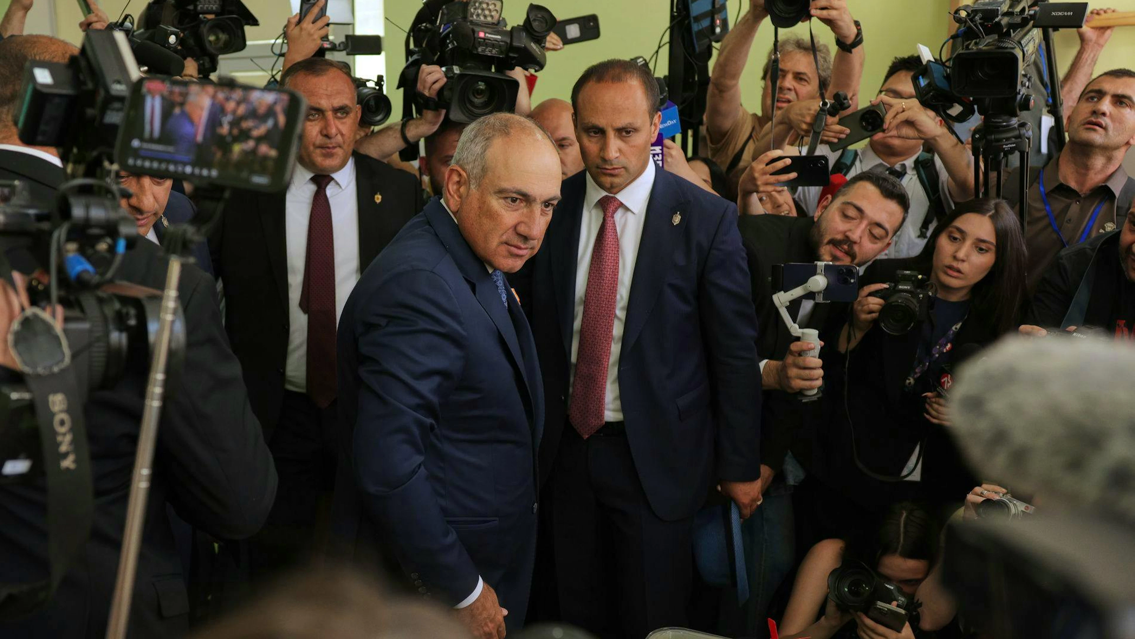 Il Primo Ministro armeno Nikol Pashinyan (centro) e il suo partito potrebbero vincere le elezioni parlamentari.