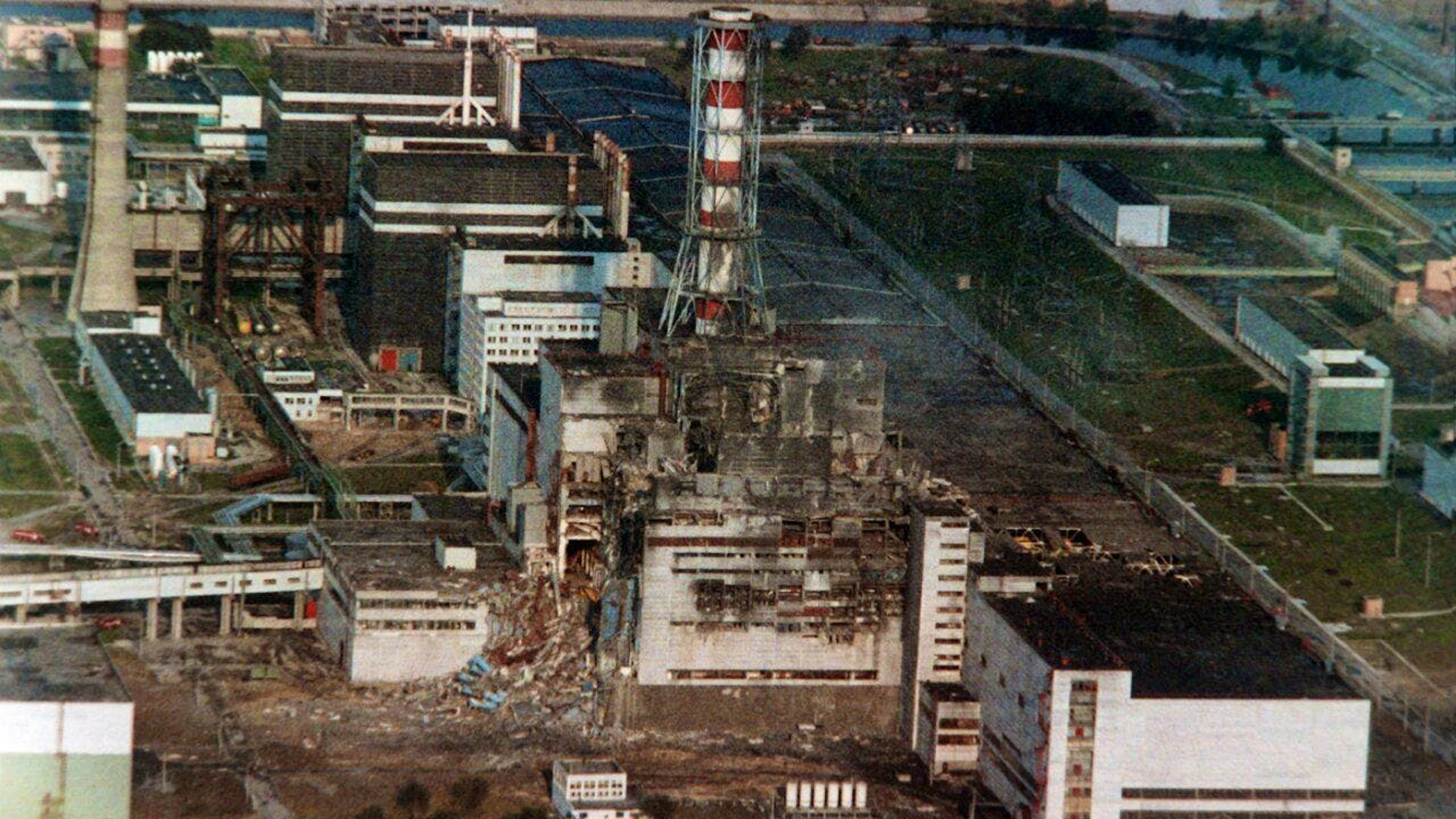 ARCHIV – Eine schwere Explosion hat am 26.04.1986 den Reaktorblock II des Kernkraftwerks in der Ukraine zerstört. Foto: dpa