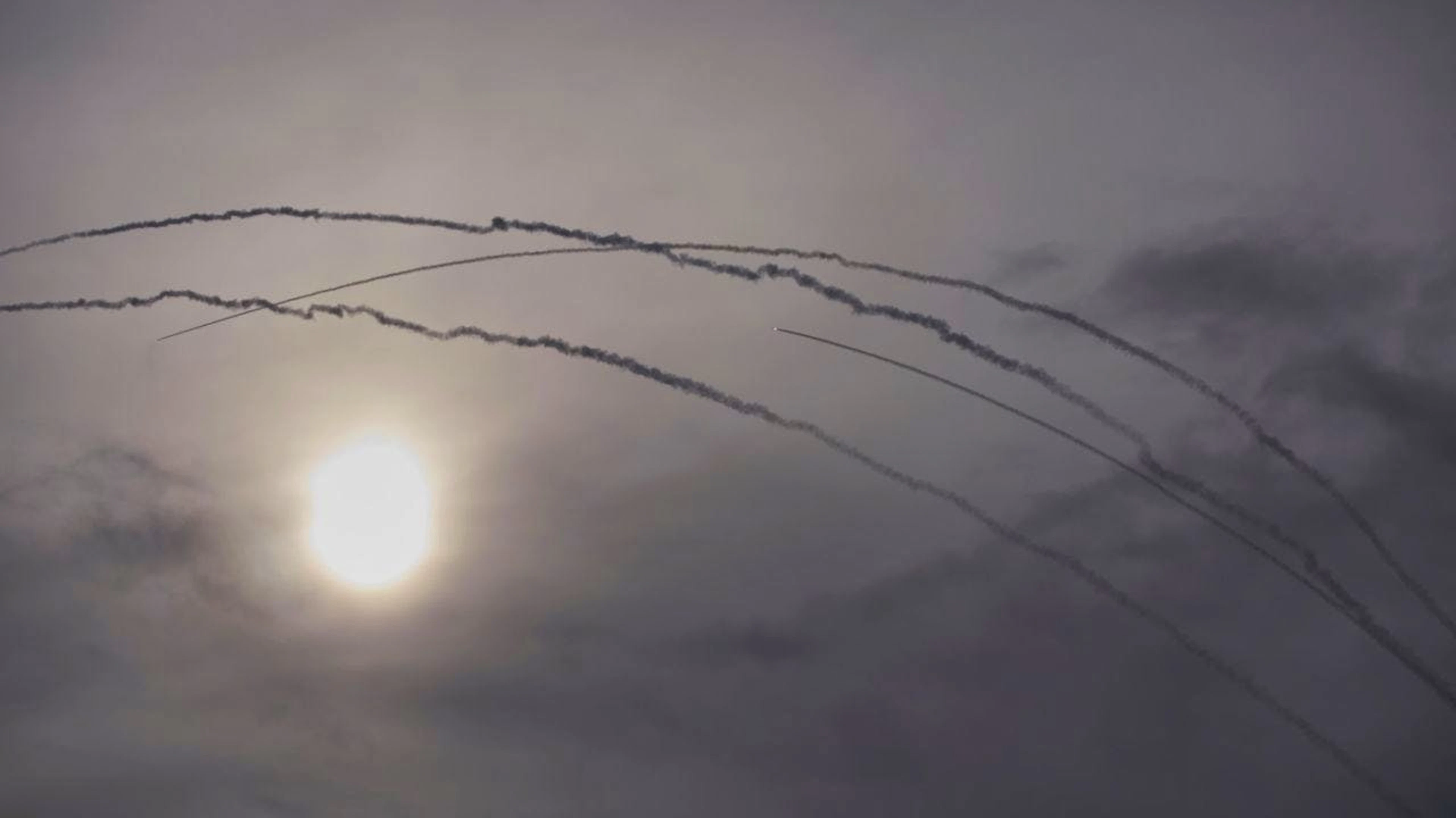 ARCHIV – Das israelische Luftabwehrsystem Iron Dome wehrt Raketen aus dem Iran ab. Foto: Ohad Zwigenberg/AP/dpa (Archivbild)