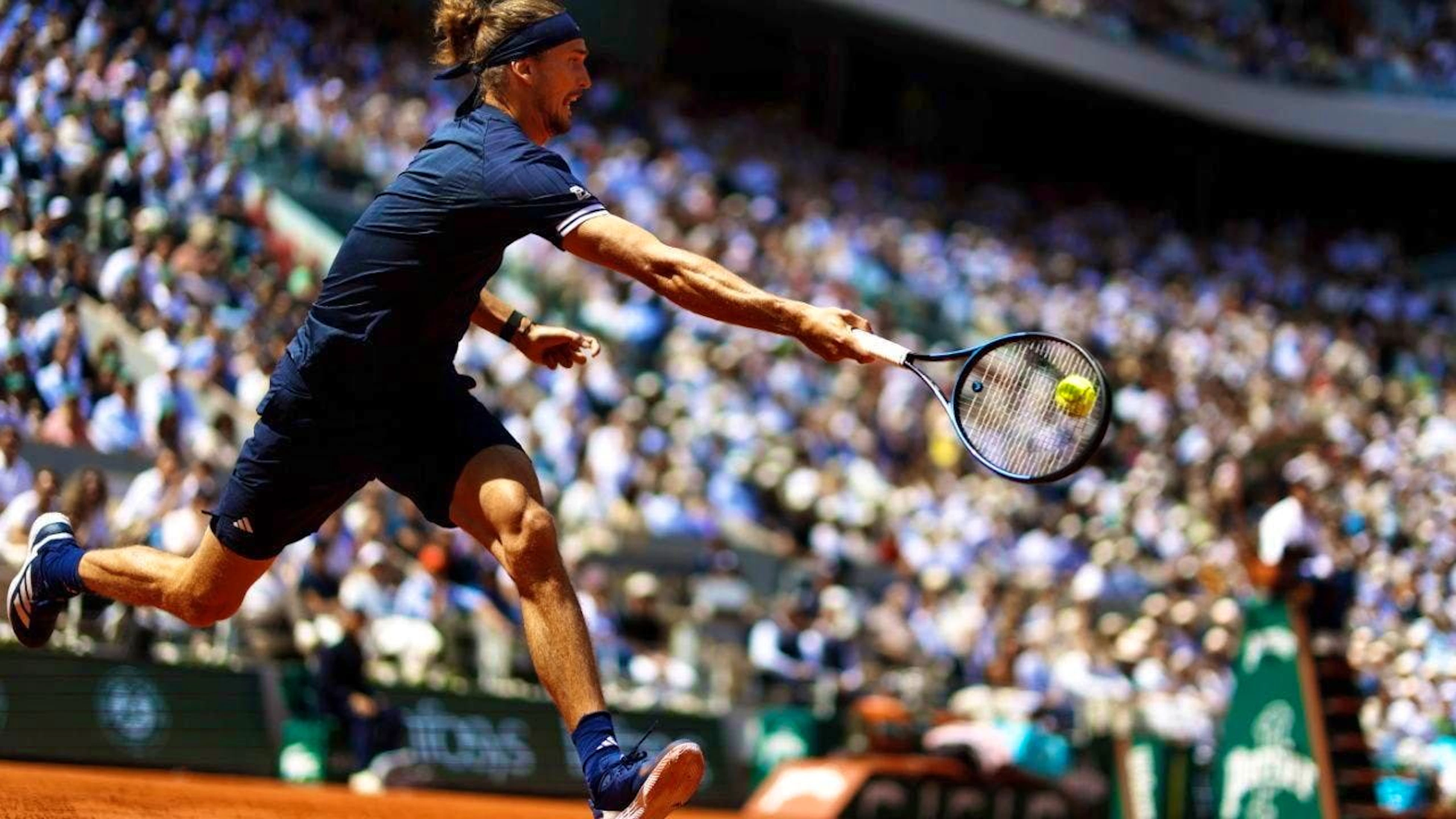 Alexander Zverev successfully stretches himself