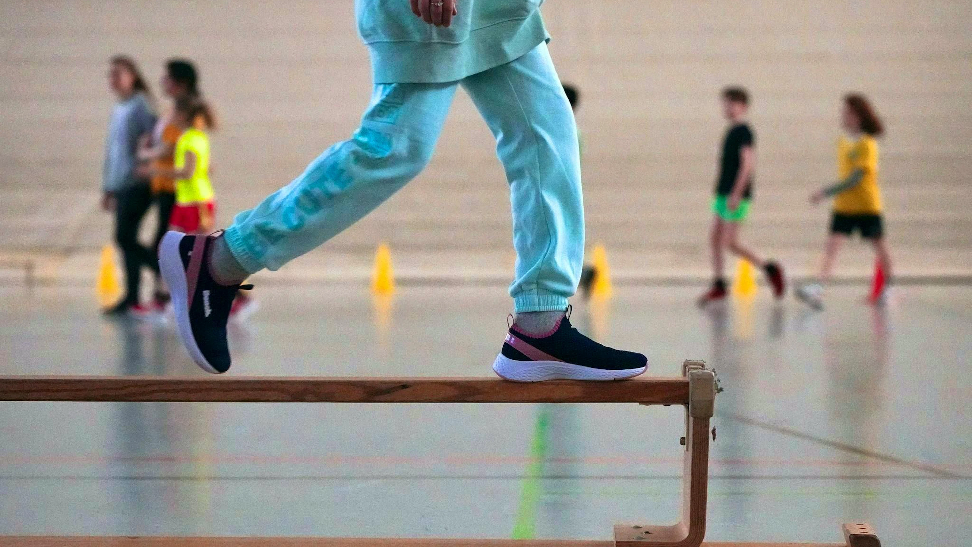 According to the SonntagsZeitung newspaper, the federal government and cantons are considering abolishing the compulsory school sports quota of at least three lessons per week.
