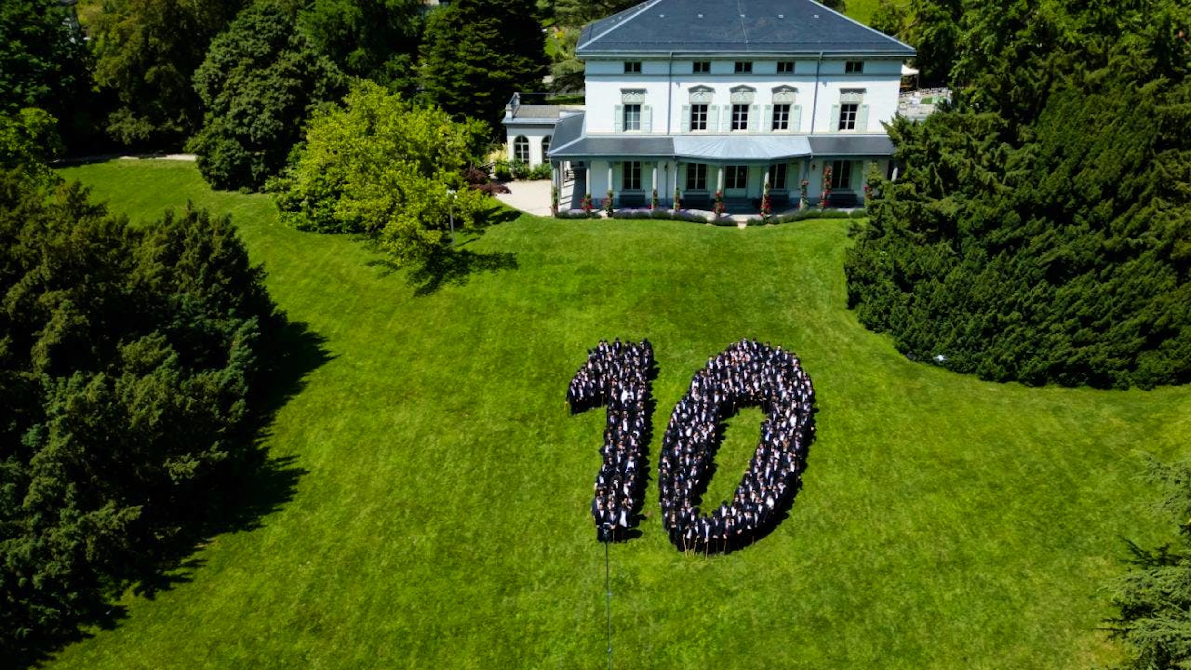 429 personnes déguisées en Charlot ont posé, ensemble, à l'occasion des 10 ans de Chaplin's World, le musée consacré à la vie de Charlie Chaplin.