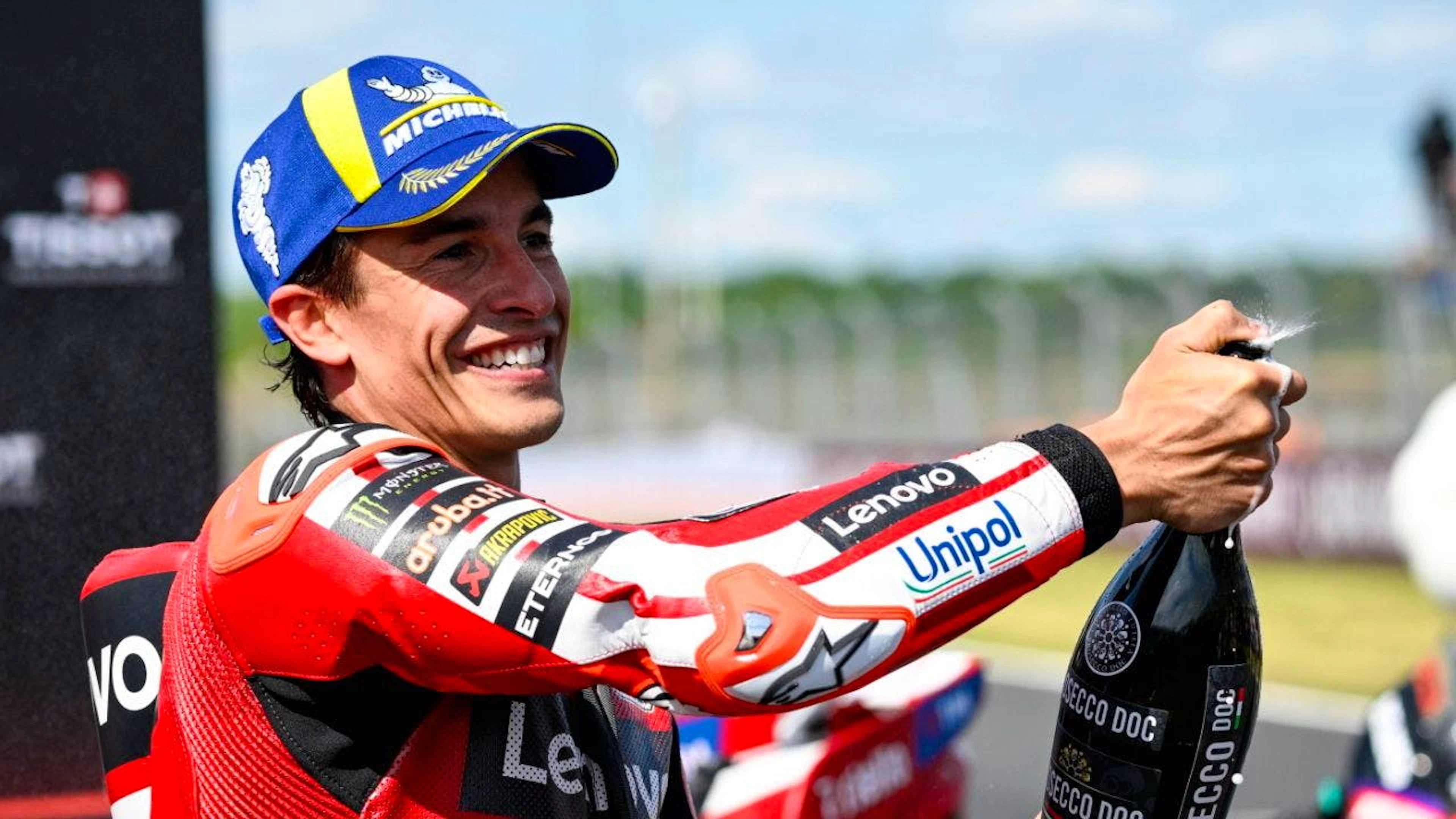 Marc Marquez lässt erstmals seit vergangenen September den Korken wieder als Sieger knallen